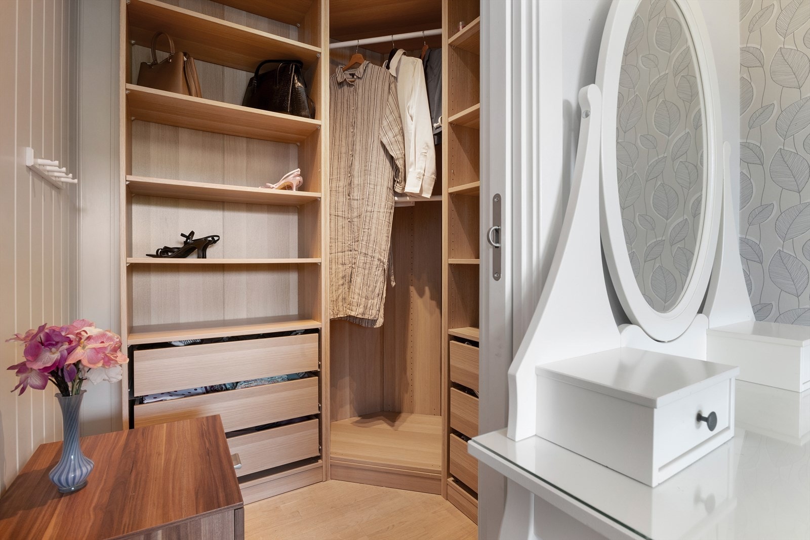 Walk-in garderobe tilhørende hovedsoverommet. Galleribilde