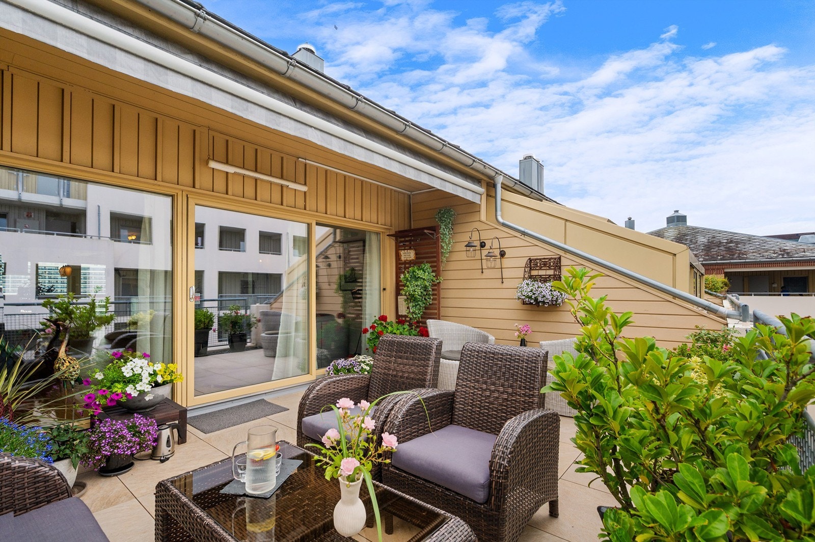 Det er markise som kan trekkes helt ut, slik at man også kan få følelsen av å sitte litt "inne". Galleribilde