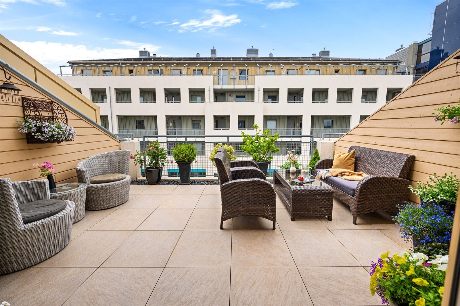 Denne balkongen vender mot vest, er på ca 20 kvm, har gode solforhold samt plass til hagemøbler. Galleribilde