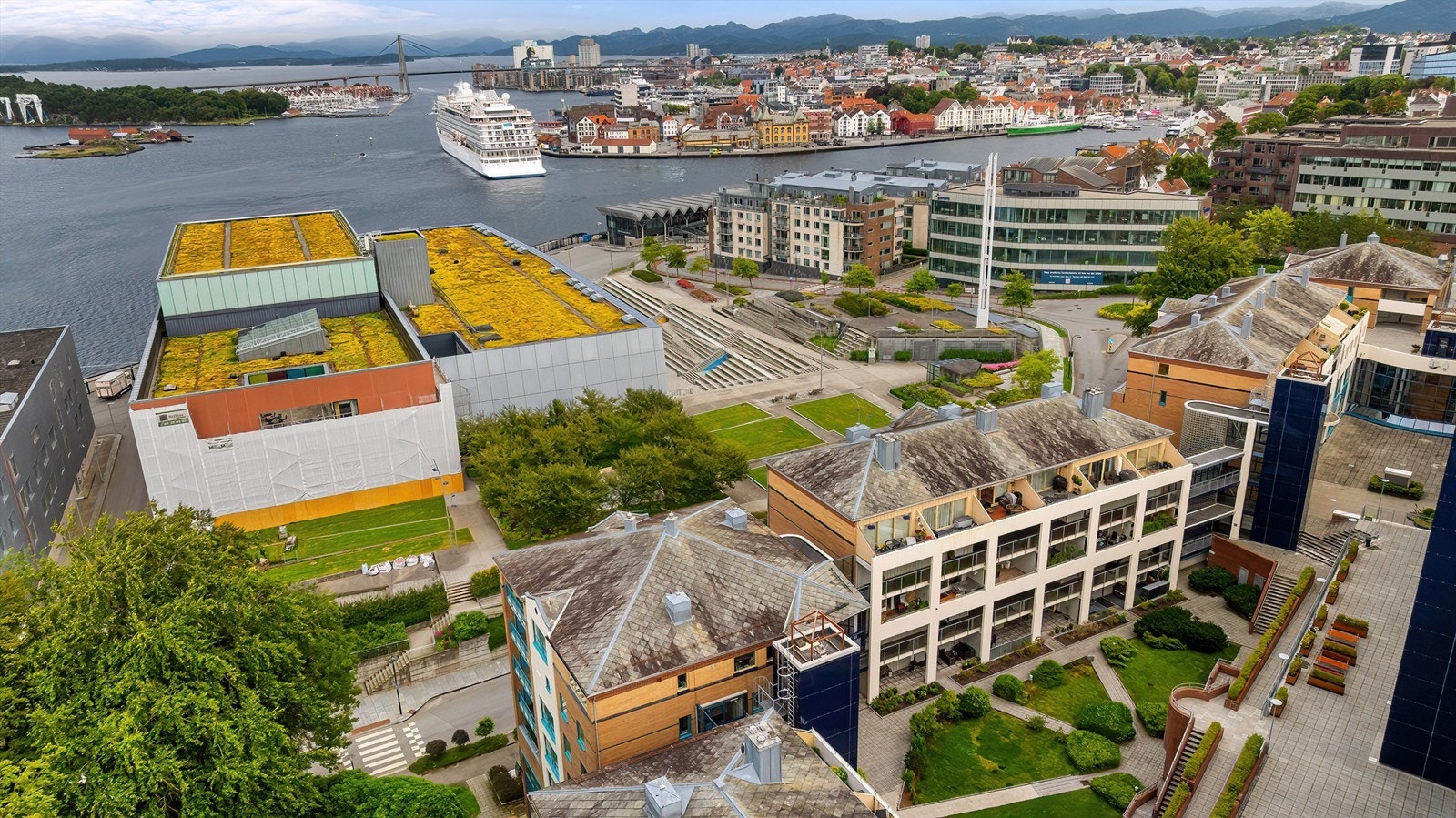 Leiligheten er gjennomgående og har balkong mot øst og vest, noe om gir både utsikt og gode solforhold Sentrumsnært, men likevel tilbaketrukket. Galleribilde