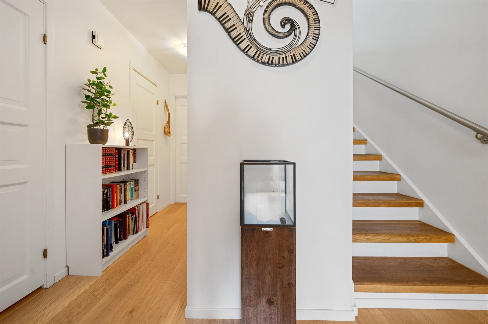 Leiligheten har en god planløsning med soverommene plassert i hver sin ende av leiligheten og badene rett ved hvert av soverommene. I gang utenfor soverommene er det eget praktisk vaskerom og en liten innvendig bod under trapp. Galleribilde