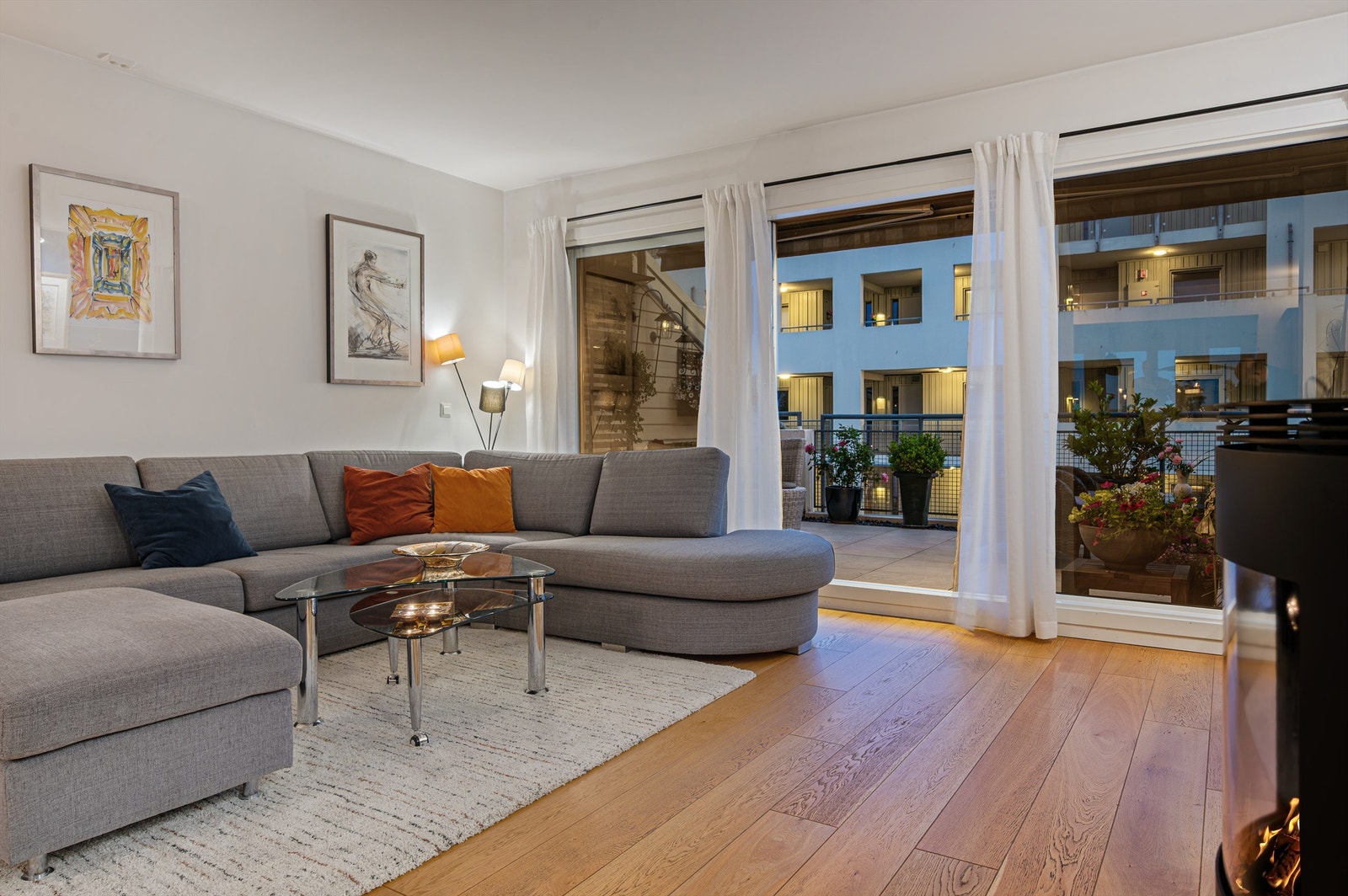 Stue kveldstid. Galleribilde