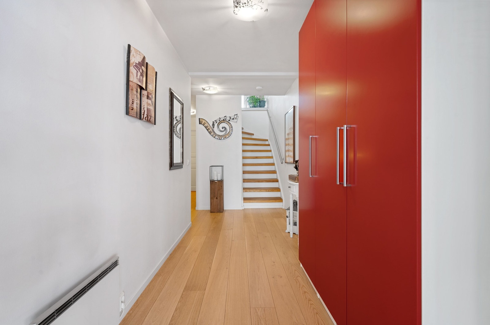 Leiligheten går over to plan og har 2 soverom, 2 bad, vaskerom og gang i 3.etg. Galleribilde