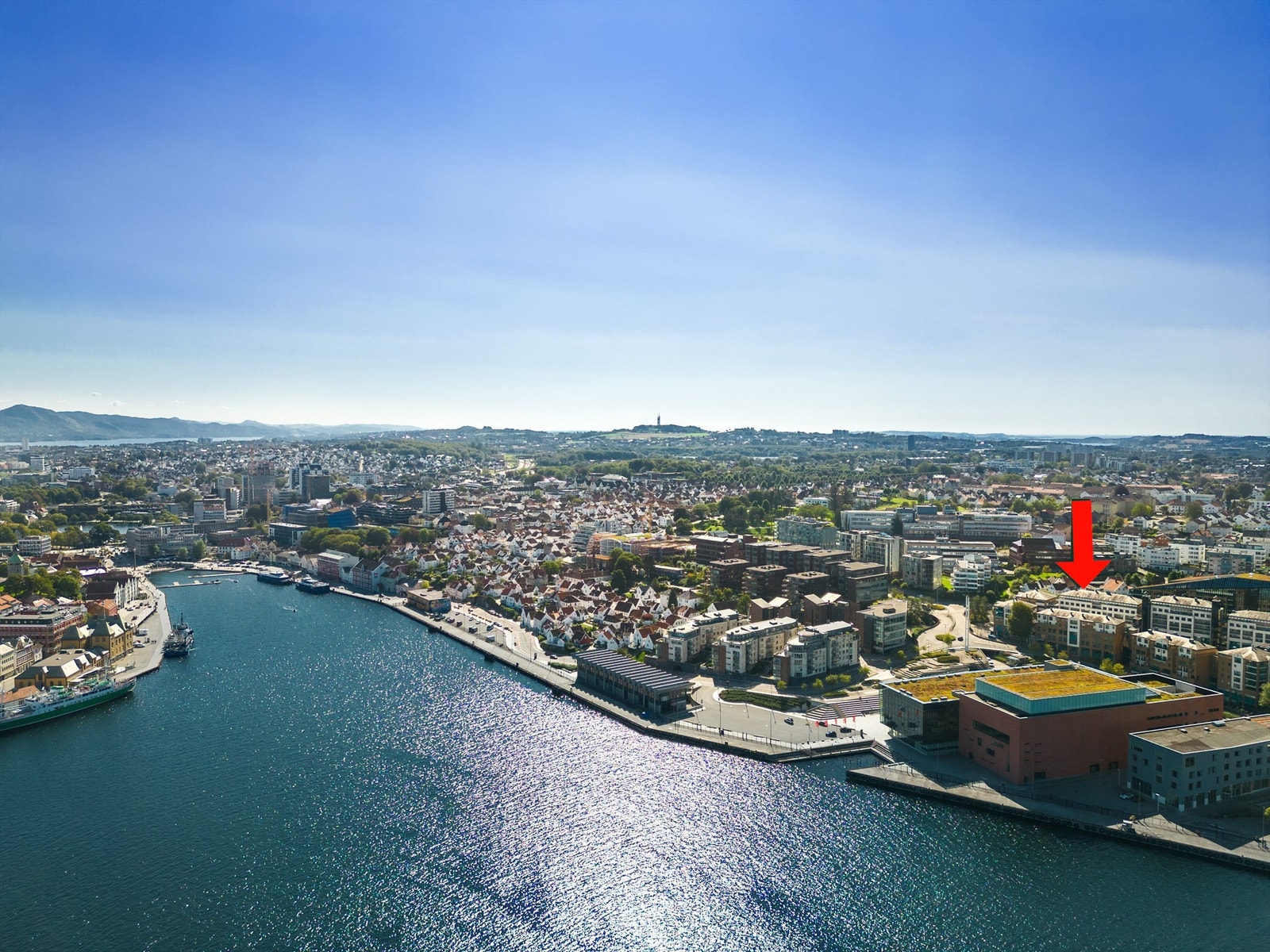 Bjergsted Terrasse 10, er en flott, romslig og innholdsrik toppleilighet midt i hjertet av Stavanger. Meget sentrumsnær beliggenhet like ved Bjergstedsparken og Konserthuset, samtidig som tilbaketrukket. Galleribilde