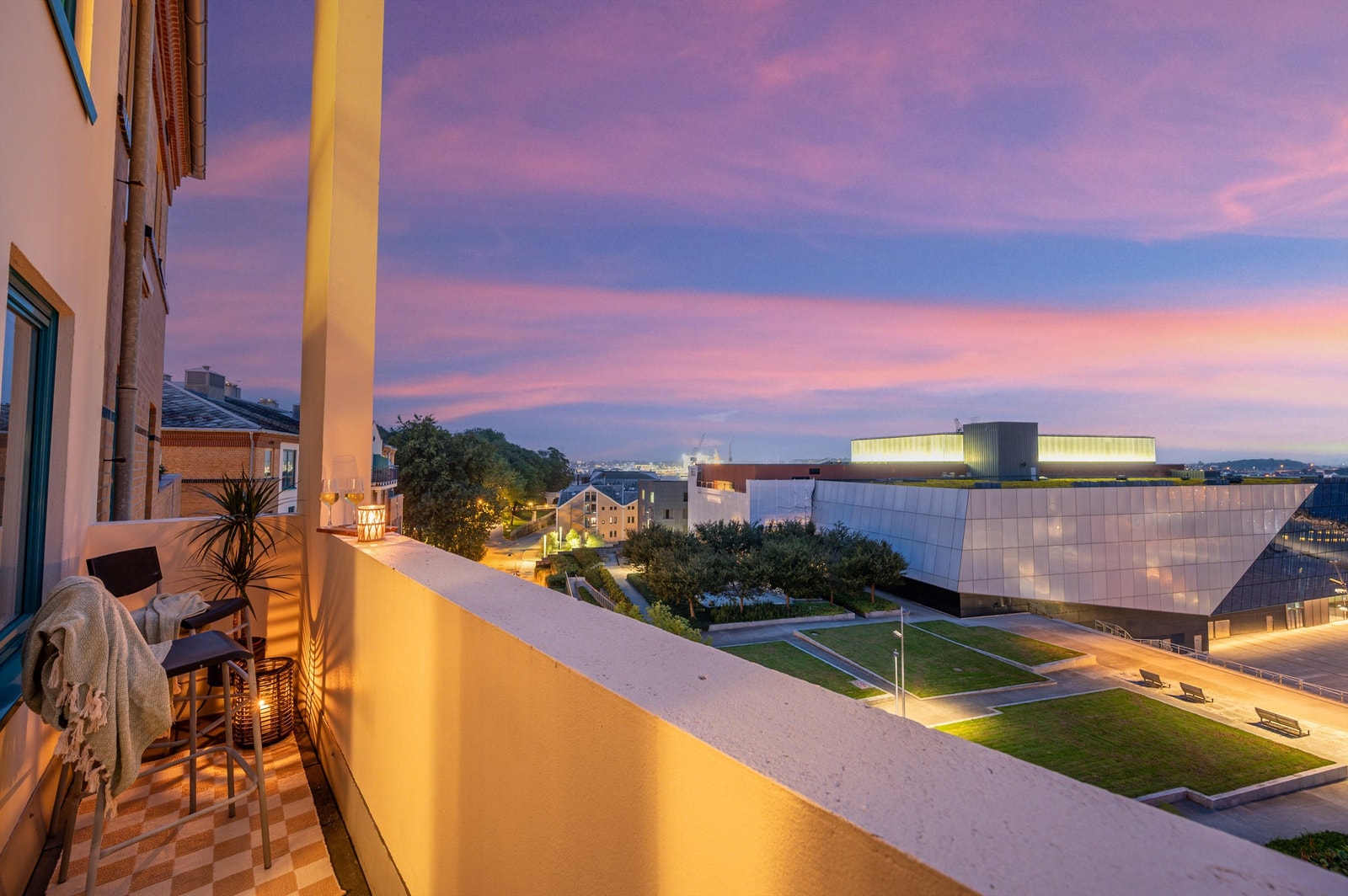 Balkong ut fra soverom kveldstid. Galleribilde