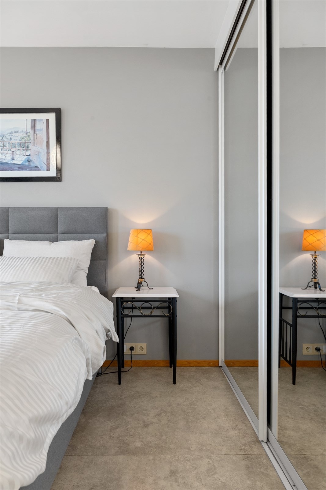 På soverommet er det skyvedørsgarderobe med god oppbevaringsplass, i tillegg til walk-in-closet. Galleribilde