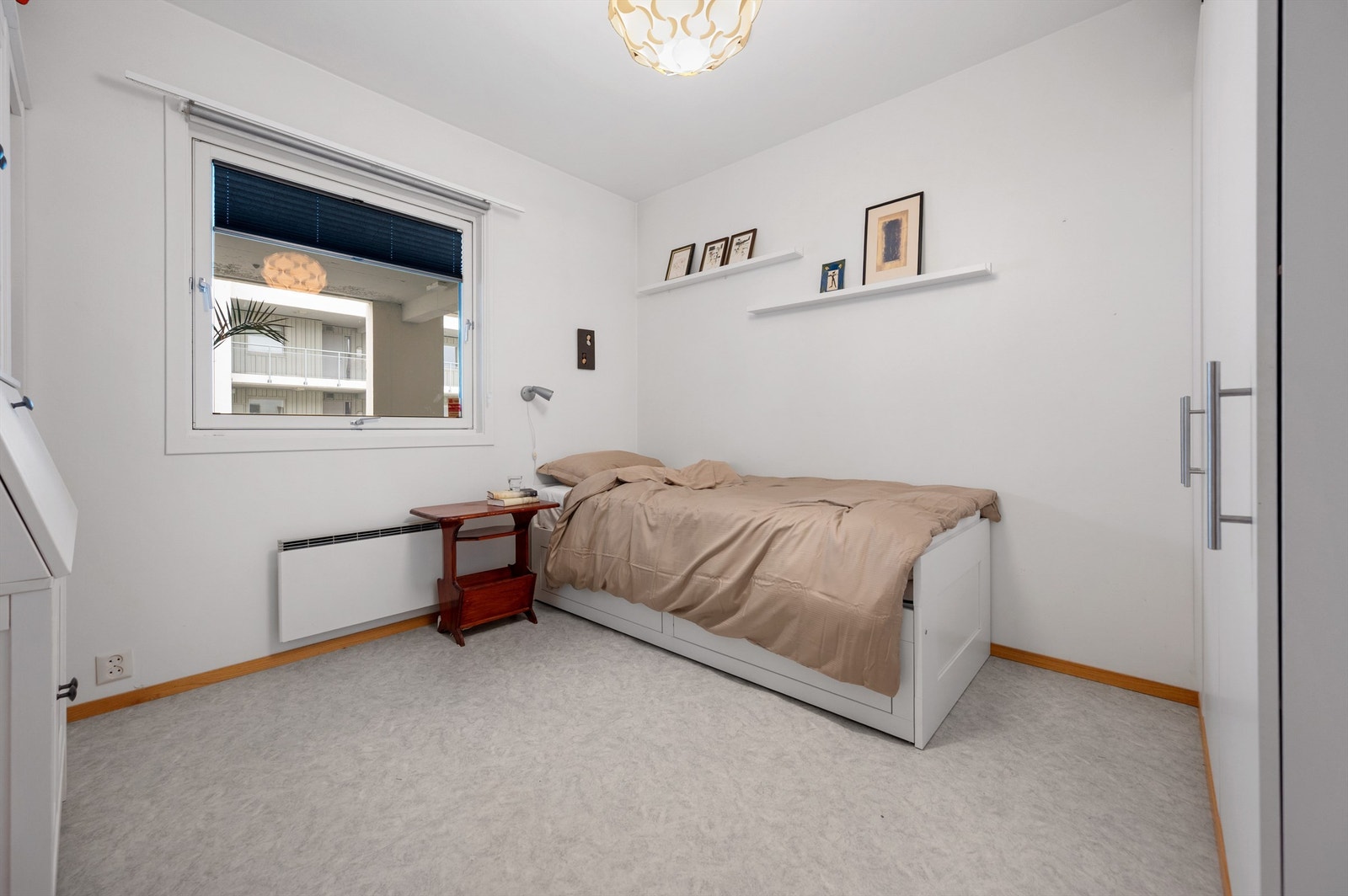 Soverom I er av god størrelse med plass til større seng og garderobeskap. Her er det også plass til en skrivepult om ønskelig. Det er belegg på gulv, så enkelt å legge på annet gulv eller teppe om ønskelig. Galleribilde