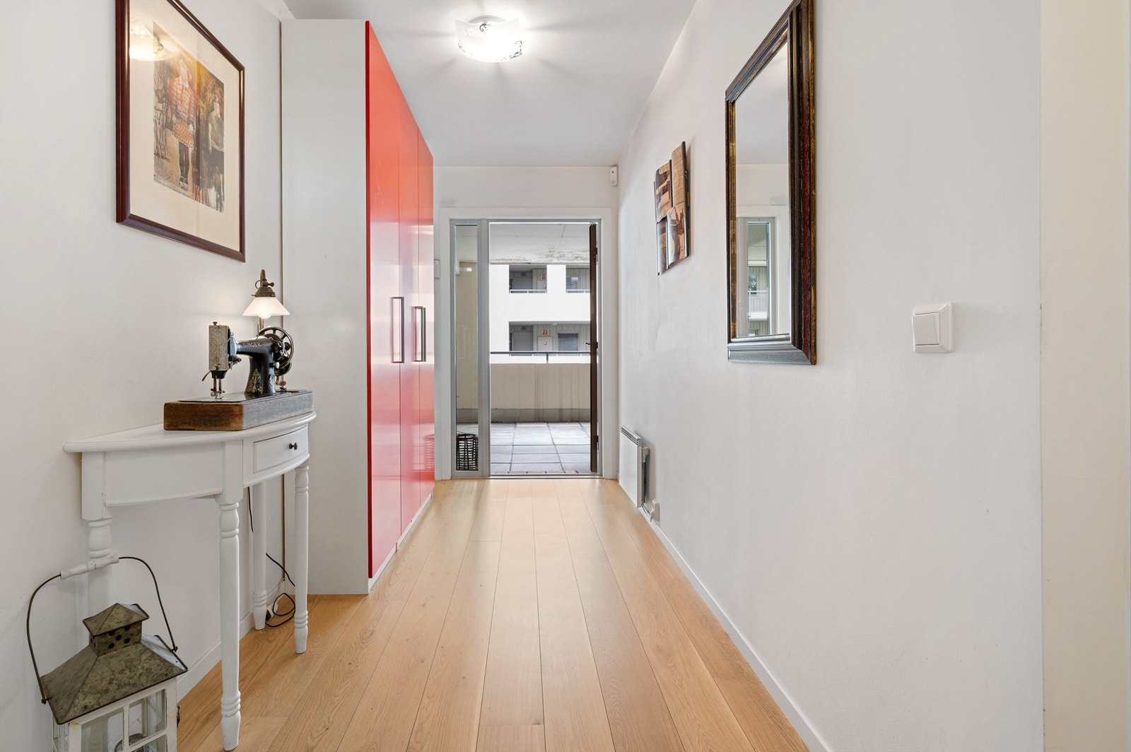 Fra overbygget svalgang kommer man inn i entré hvor det er god plass til å henge av yttertøy i romslig garderobeskap. Galleribilde