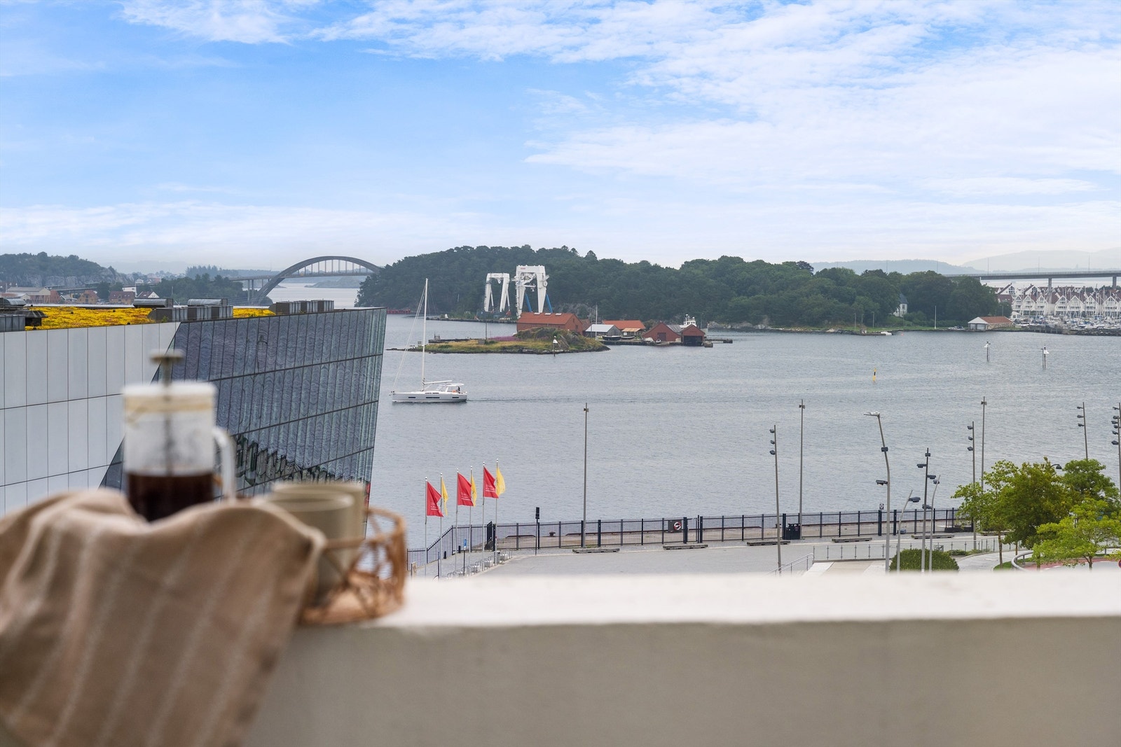 Leiligheten har 2 soverom, 2 balkonger, 2 bad og gjennomgående høy standard. Her bor man i et etablert sameie, stille og rolig, samtidig med alt byen har å tilby like utenfor. Galleribilde