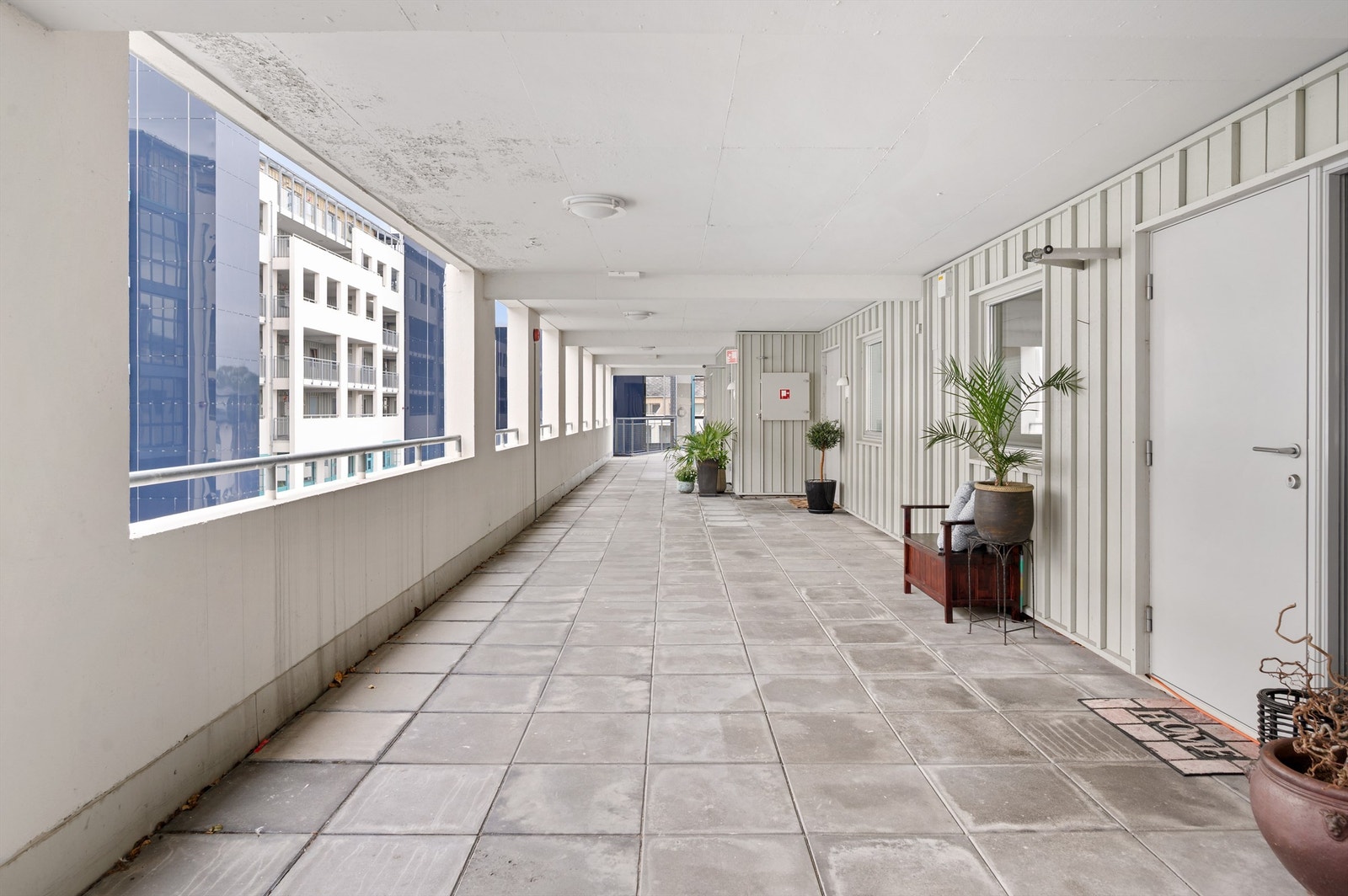 Fra overbygget svalgang kommer man til leiligheten. Galleribilde