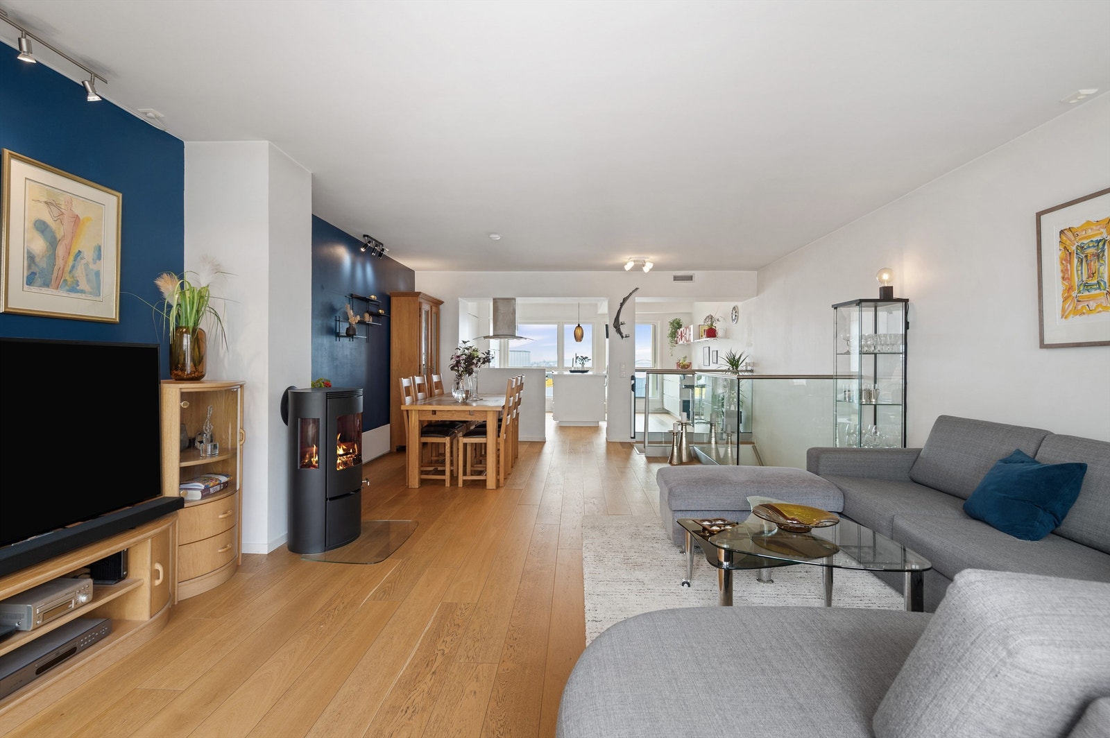 Det er godt med gjennomlys i boligen. Hele toppetasjen ble pusset opp i 2013. Galleribilde