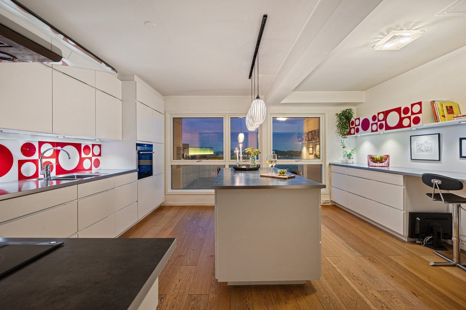 Spotter under overskap gir godt lys på benk, og det er ekstra stor koketopp. Galleribilde