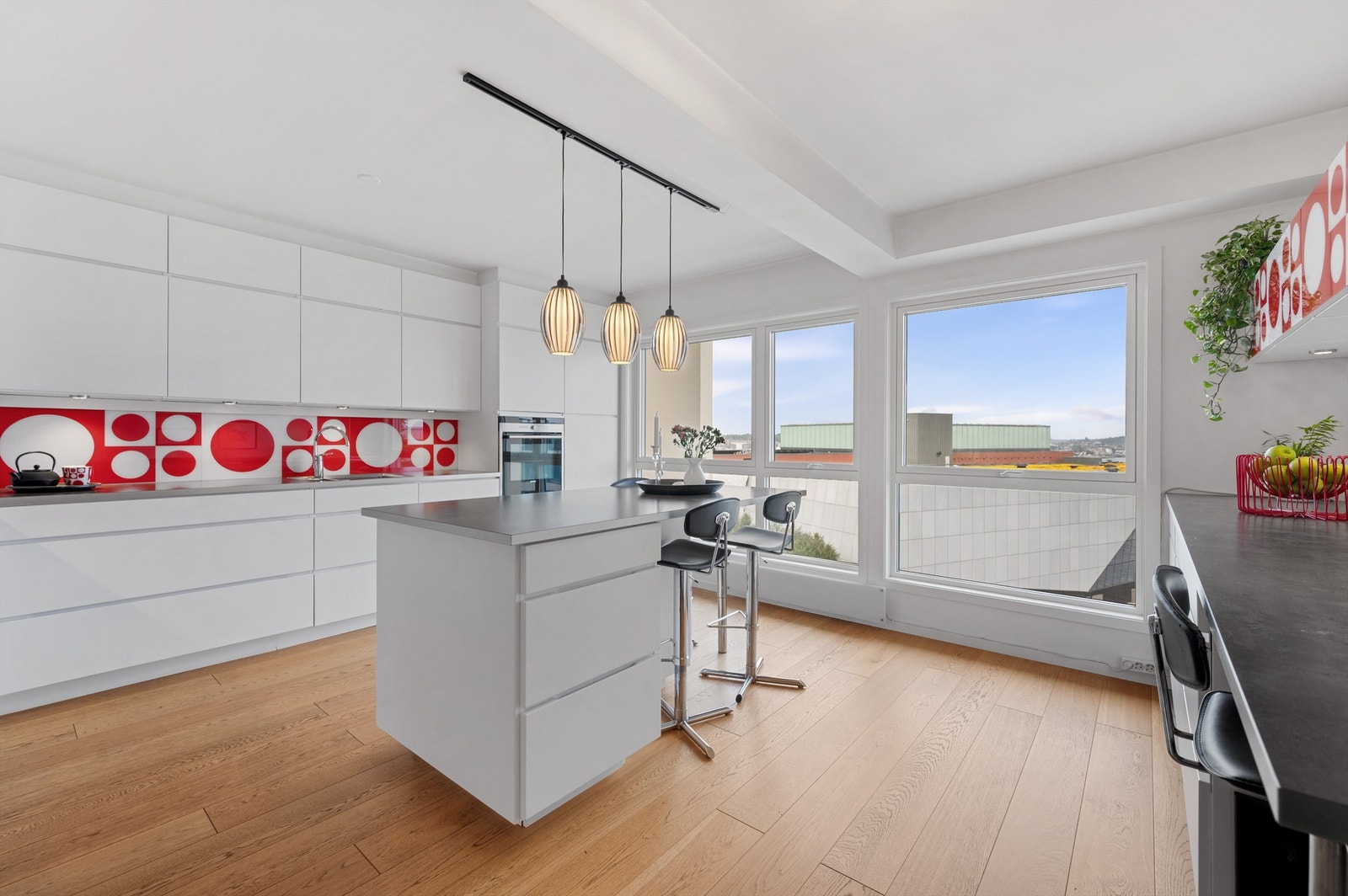 Flott og tidløst kjøkken fra KVIK med meget smarte løsninger, godt med oppbevaringsplass samt gode arbeidsflater på benk. Galleribilde