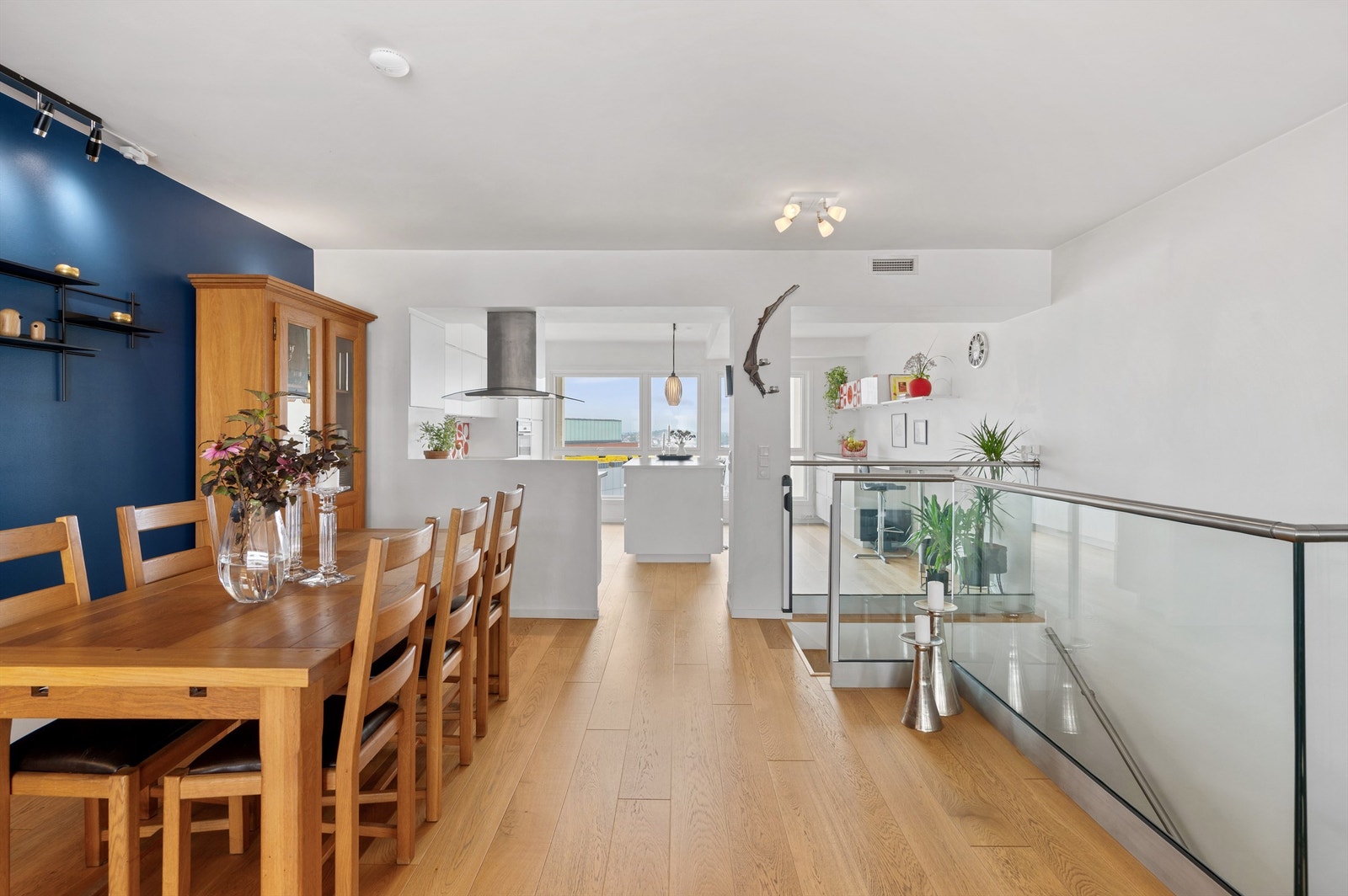 I 4.etg finner man stort og romslig stue og kjøkken, med utgang til stor vestvendt balkong. Galleribilde