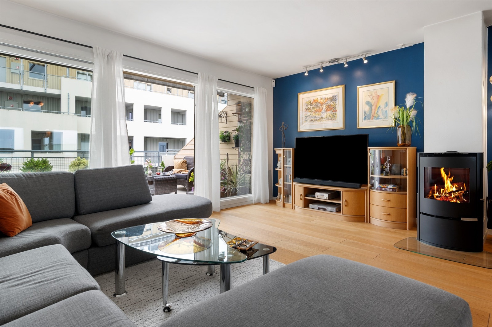 Stuen har vindu fra tak til gulv. Galleribilde