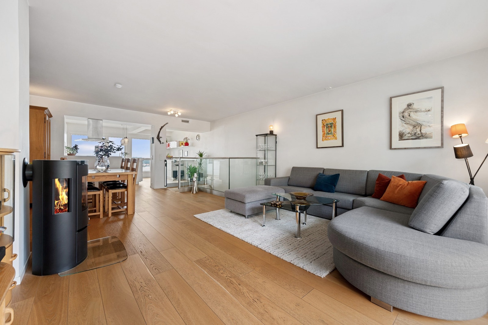 Stuen er enkel å møblere og det er plass til stor salong og spisebord. Galleribilde