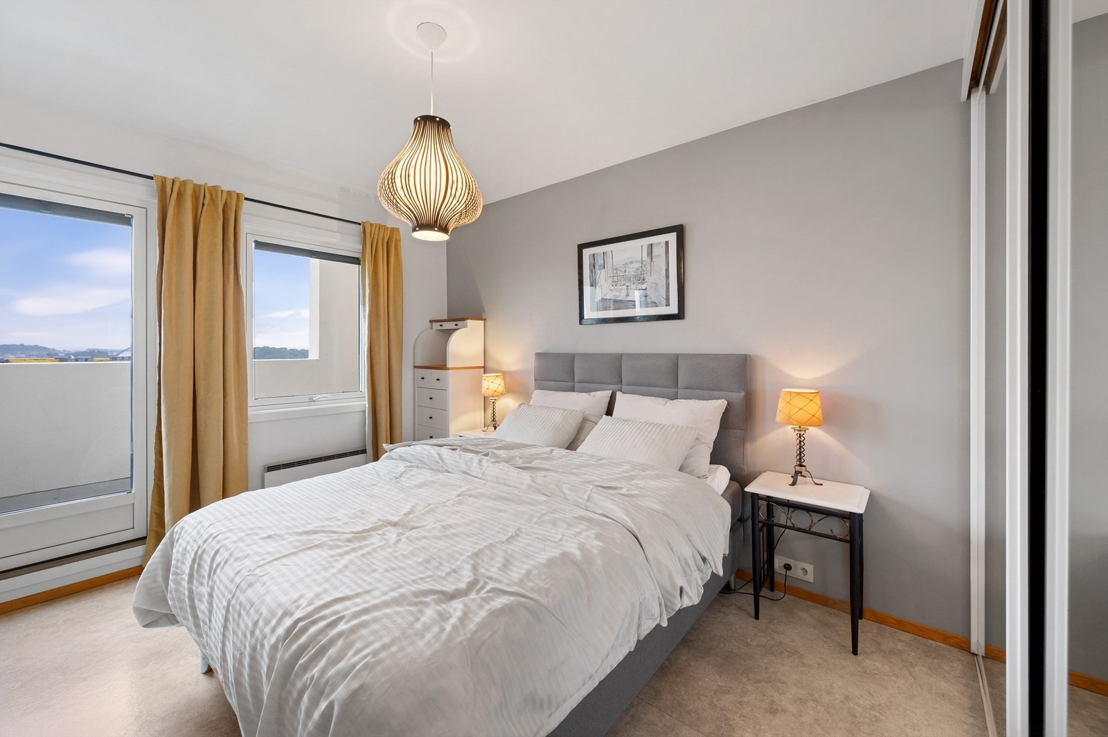 Soverom II er av god størrelse og har direkte tilgang til bad og utgang til egen balkong. Det er god plass til stor seng og nattbord. Galleribilde