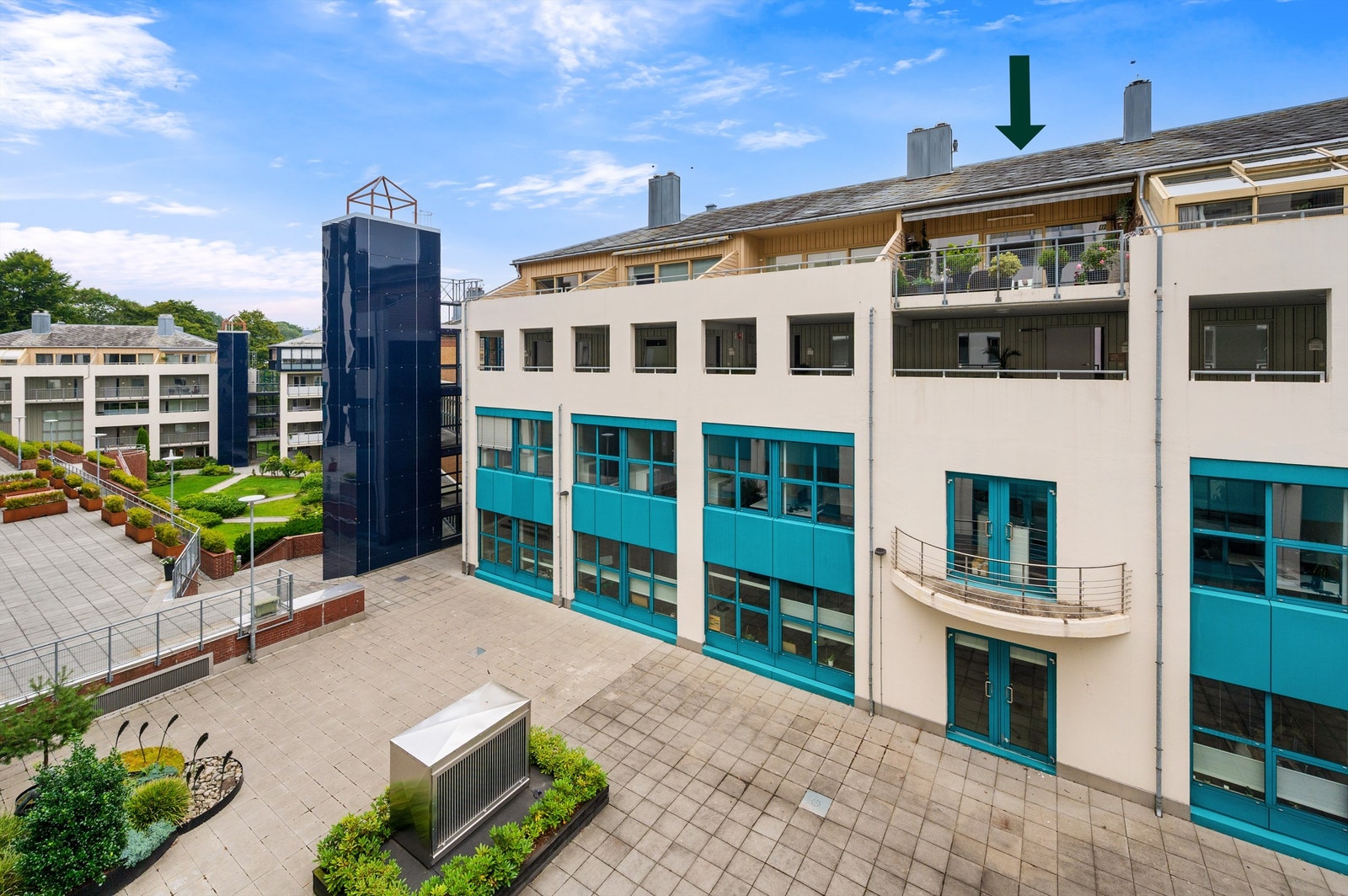 Balkong ut fra stue er på ca 20 kvm og vender mot vest. Galleribilde