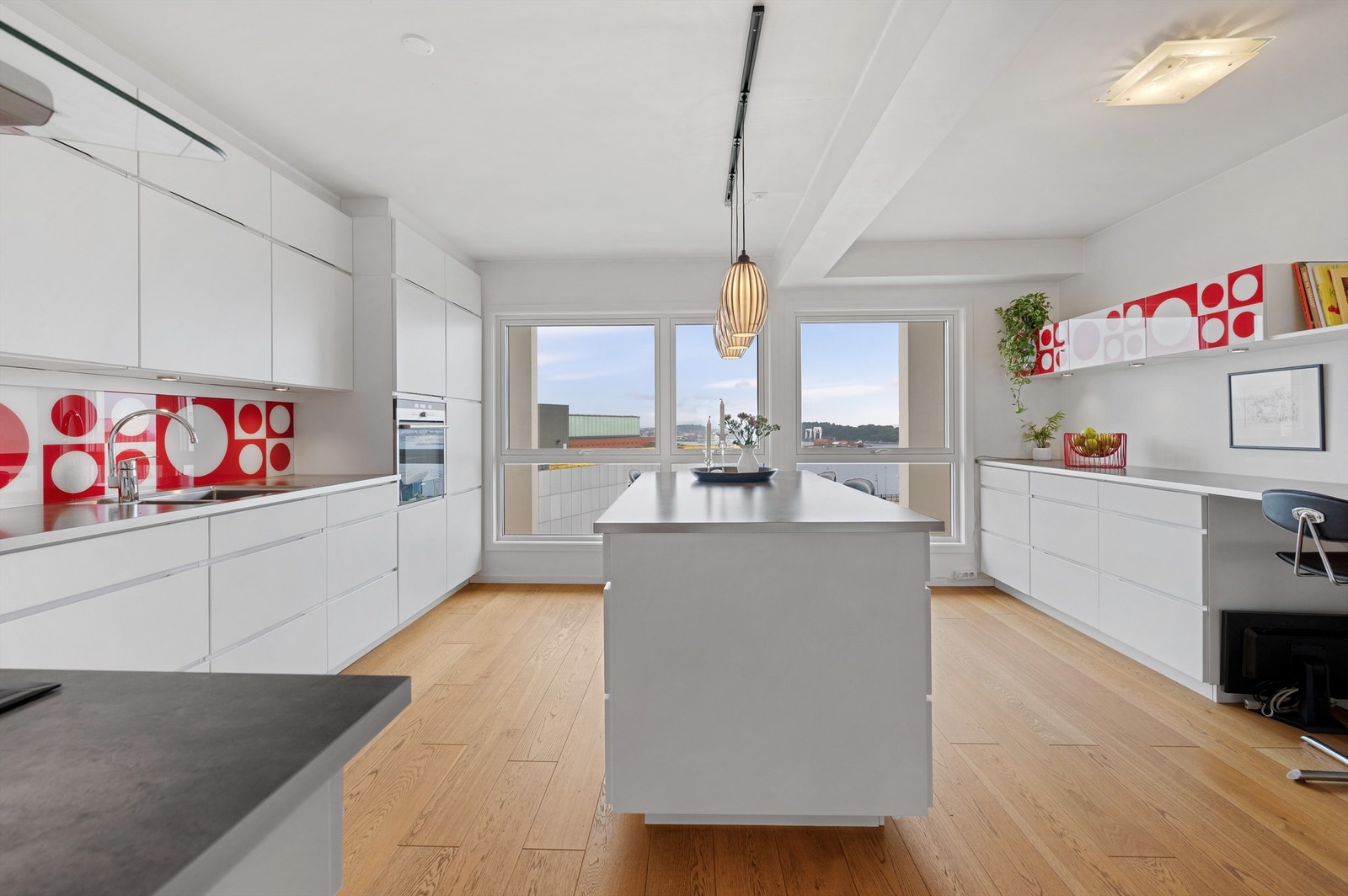 Kjøkkenet er blitt ett allrom da man både har spiseplass ved kjøkkenøy og langs vegg. Galleribilde