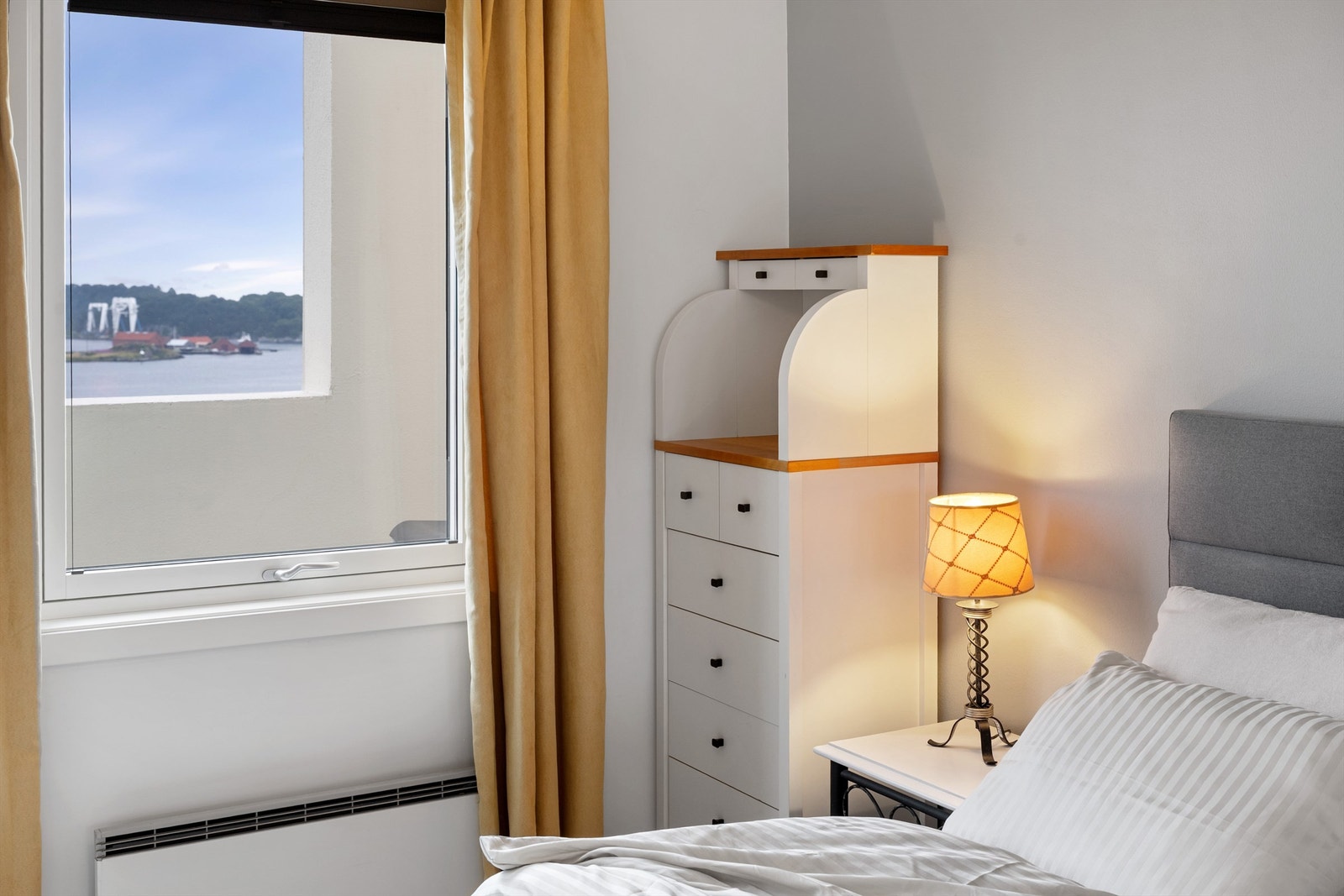 Ut fra soverommet har man nydelig utsikt og kan gå ut på balkongen og ta morgenkaffen. Galleribilde