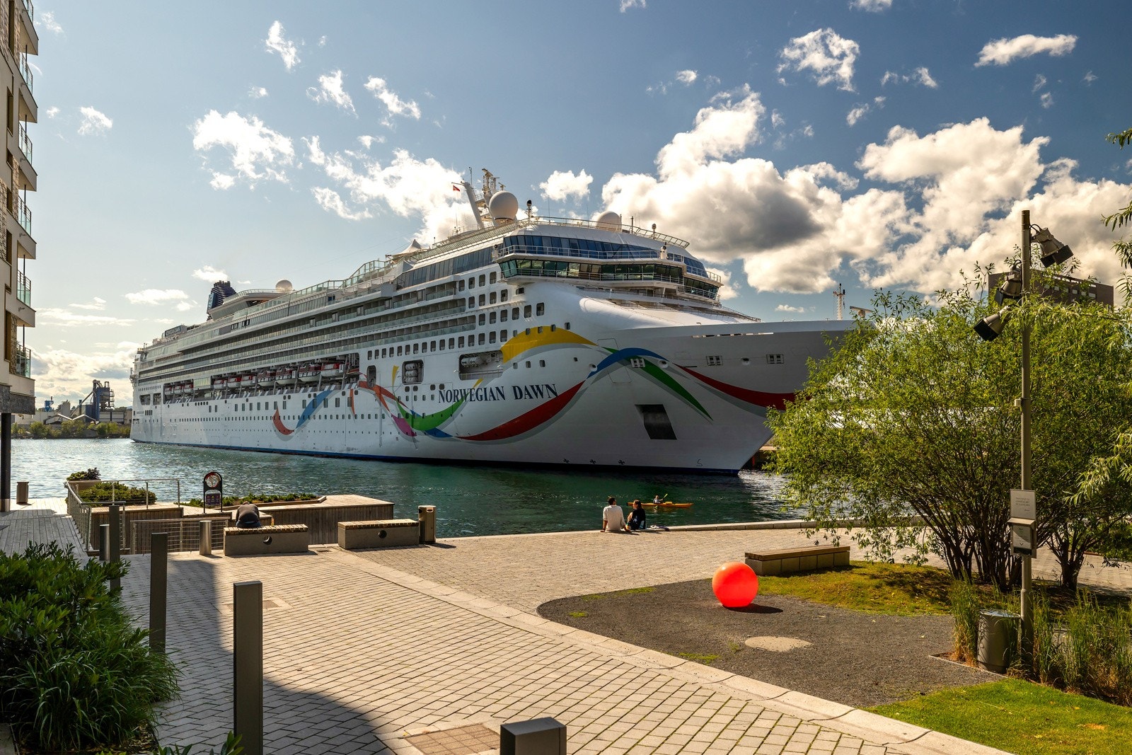 Utenfor døren tilbys kajakkhotell, båthavn, sjøbad og badestrand Galleribilde
