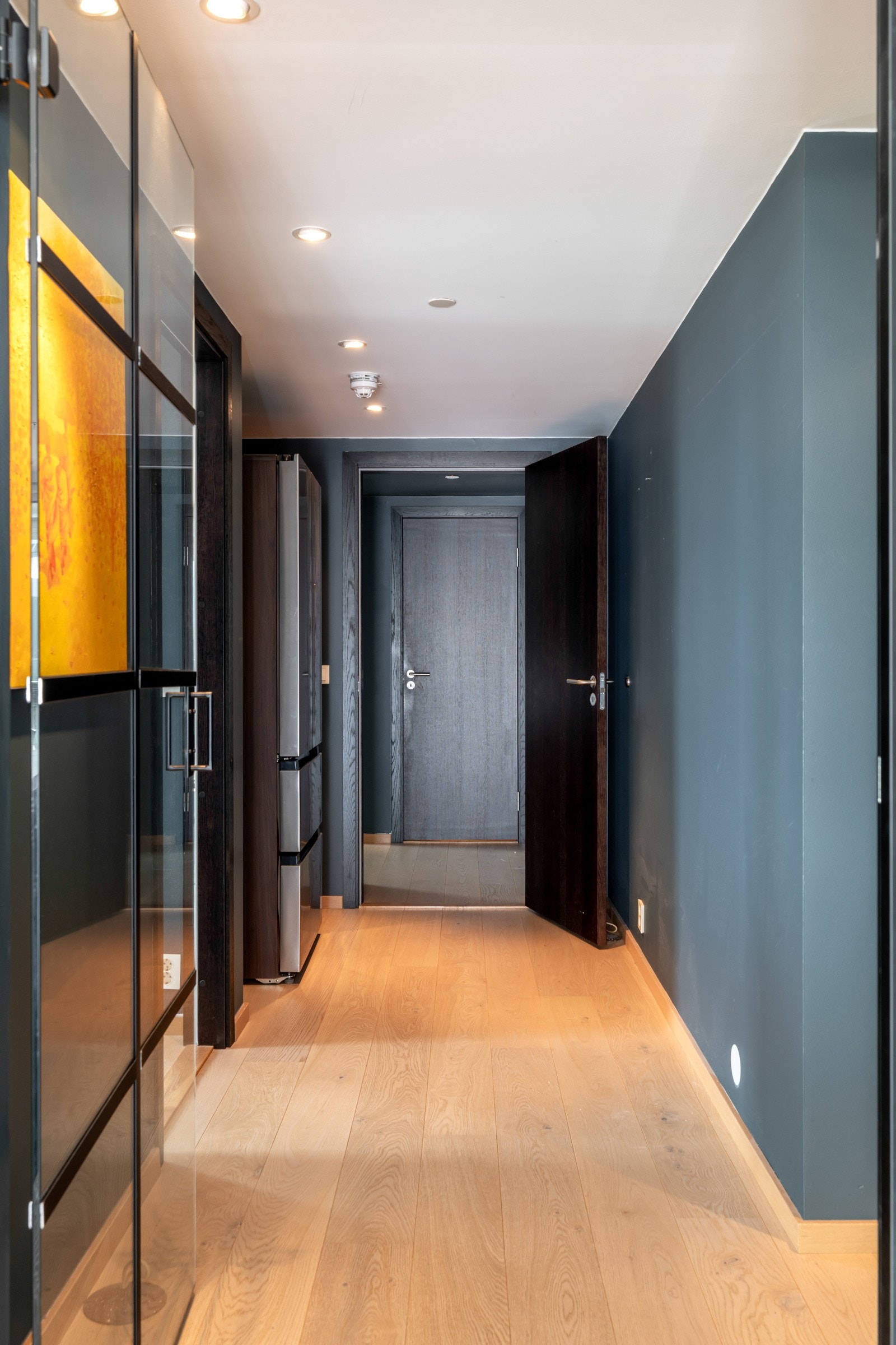 Det er plassert et side-by-side kjøleskap i mellomgangen ved soverommene Galleribilde