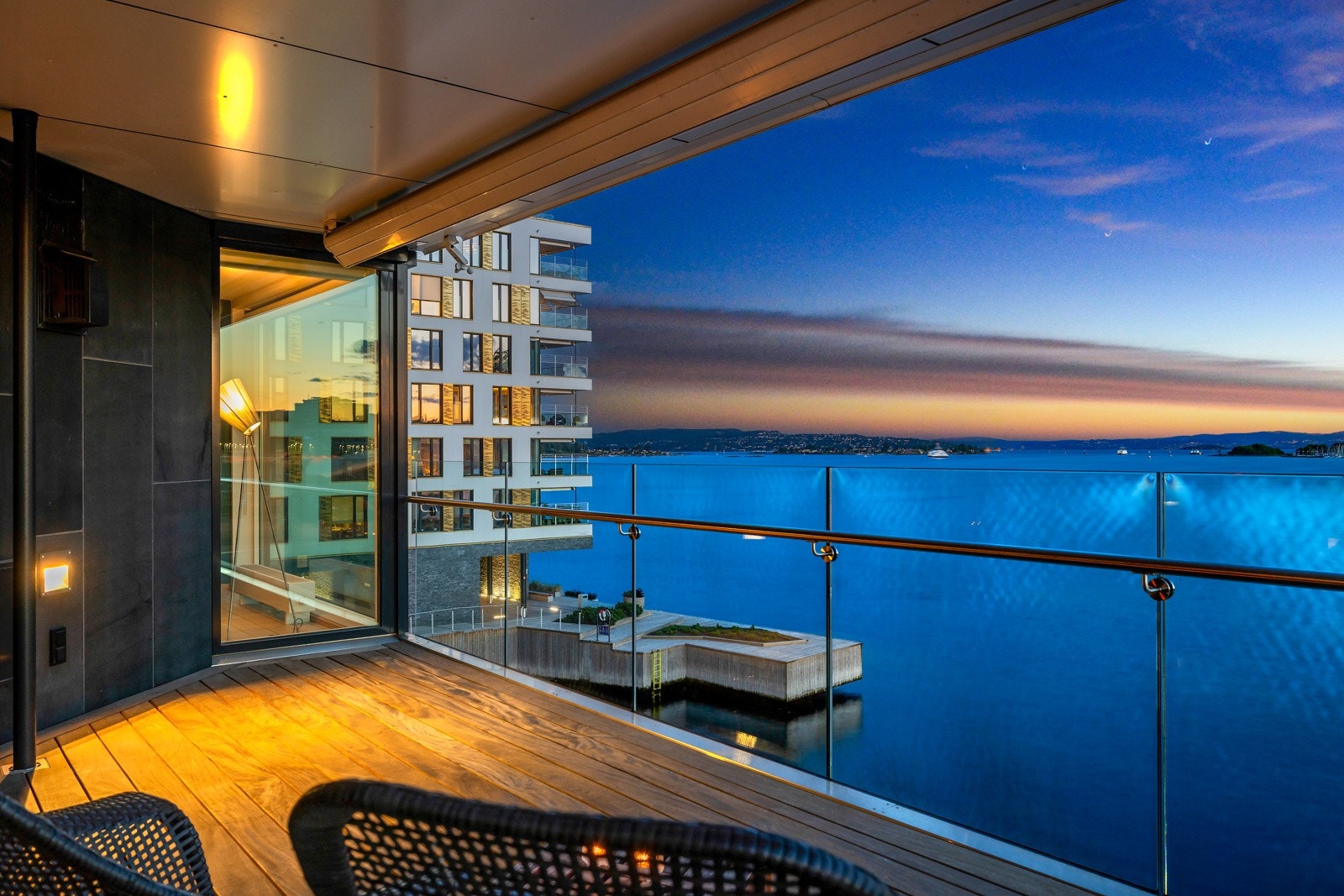 Leiligheten ligger som hjørneleilighet i første rekke mot sjøen med himmelske solforhold i syd og vest Galleribilde