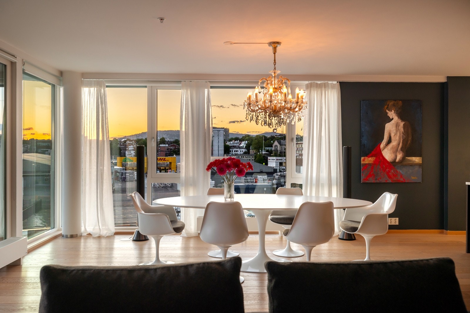 Det er god plass til et langbord i tilknytning til kjøkkenet, som kan dukes til familiesammenkomster Galleribilde