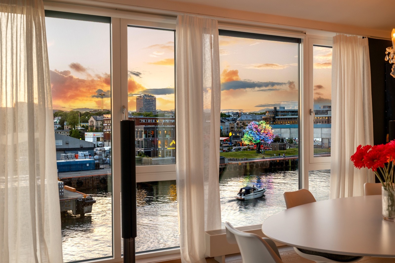 Fra spisestuen er det flott utsikt mot bl.a. kanalen og Oslo Treet. Galleribilde