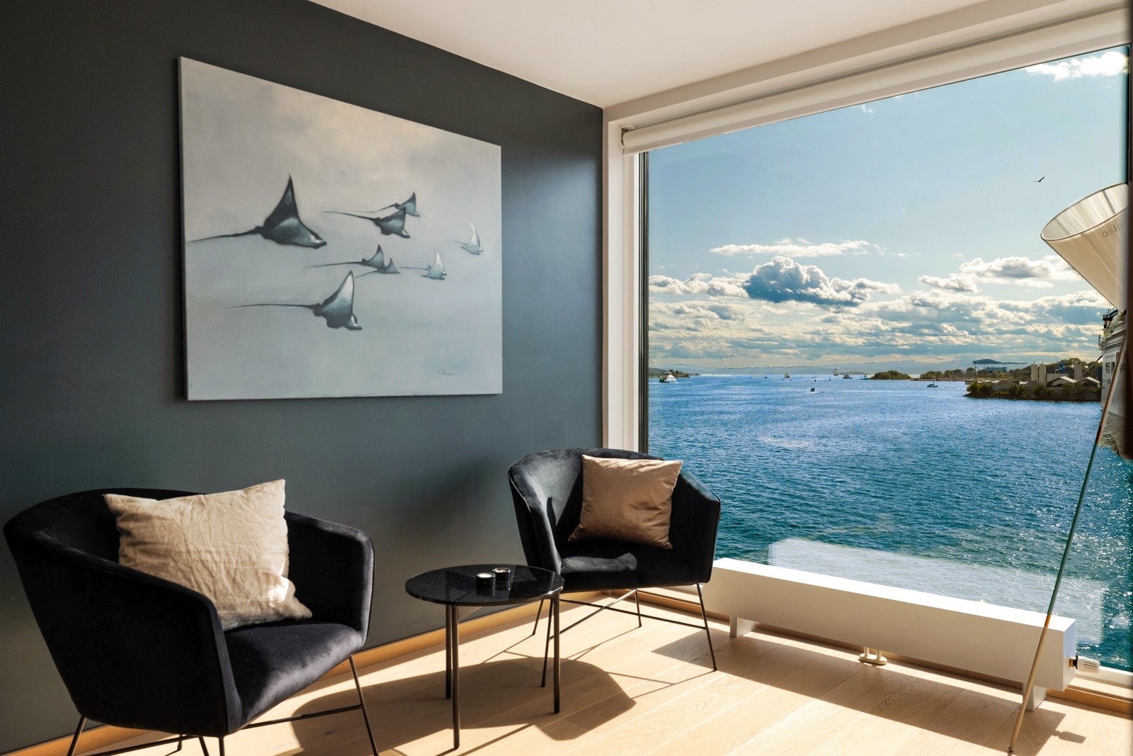 Stuen byr på flere hyggelige soner med fantastisk utsikt mot sjøen Galleribilde