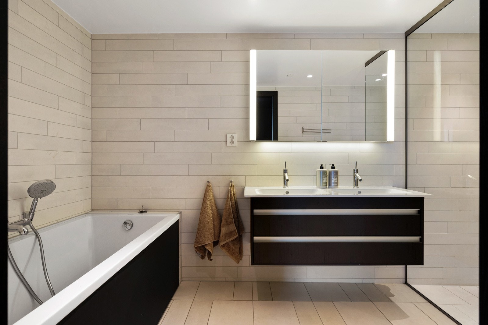 I tillegg byr hovedsoverommet på bad "en-suite" og et flott omkledningsrom Galleribilde