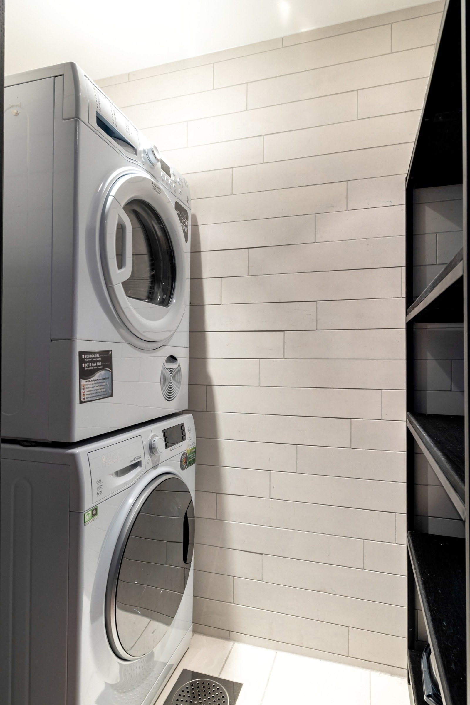 Leiligheten har også et eget separat vaskerom. Vaskerommet har samme utførelse som baderommene og opplegg for både vaskemaskin og tørketrommel i søyle Galleribilde