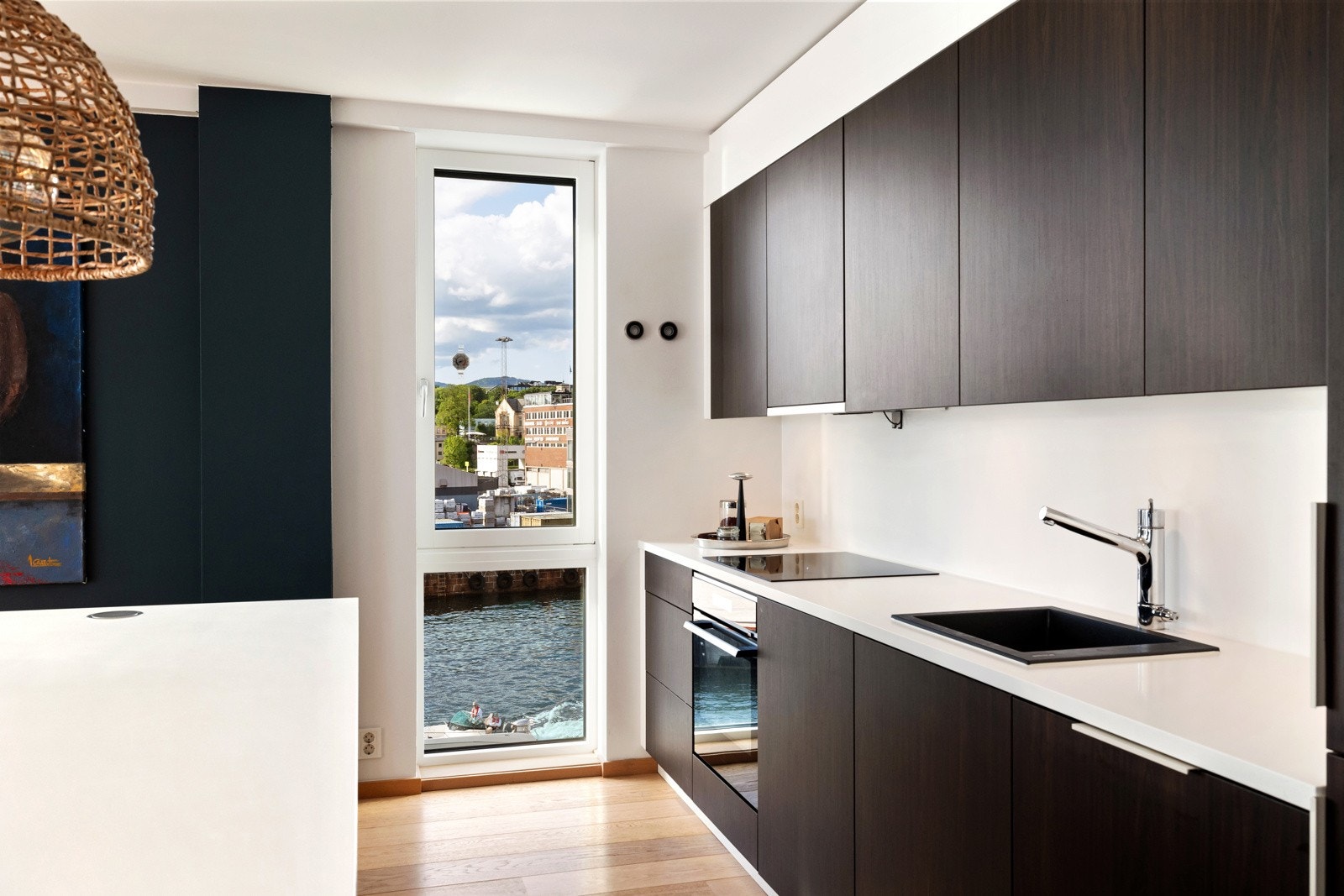 Av hvitevarer er kjøkkenet utstyrt med integrert stekeovn, induksjonstopp og oppvaskmaskin. Over kokesonen er det ventilator med avtrekk via balansert ventilasjonsanlegg. Alle hvitevarene medfølger leiligheten Galleribilde