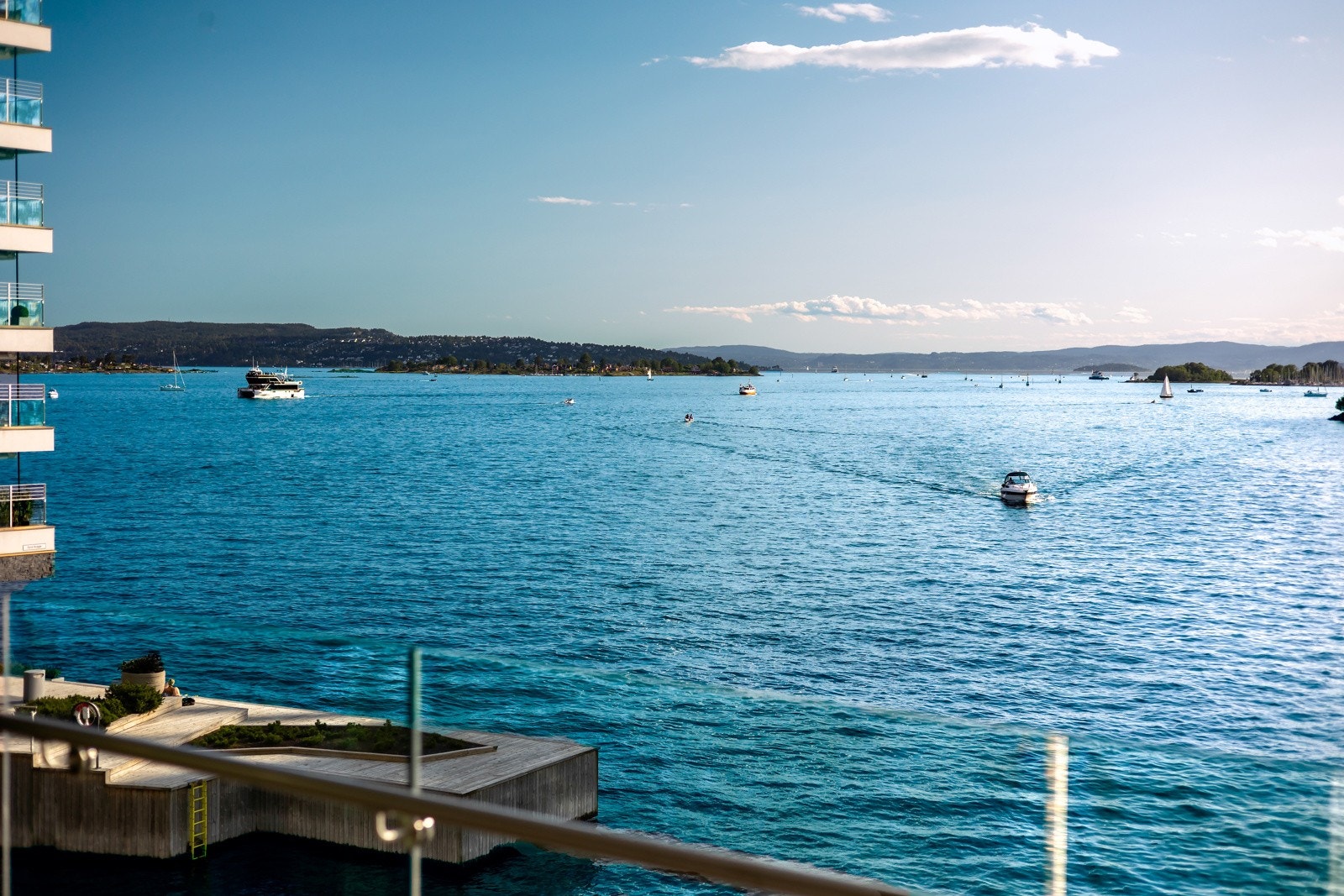 Utsikten strekker seg fra Lindøya, Nakkholmen, Herbern og Bygdøynes. Båttrafikken på fjorden er nær og spennende, og skaper en levende utsikt under stadig endring Galleribilde