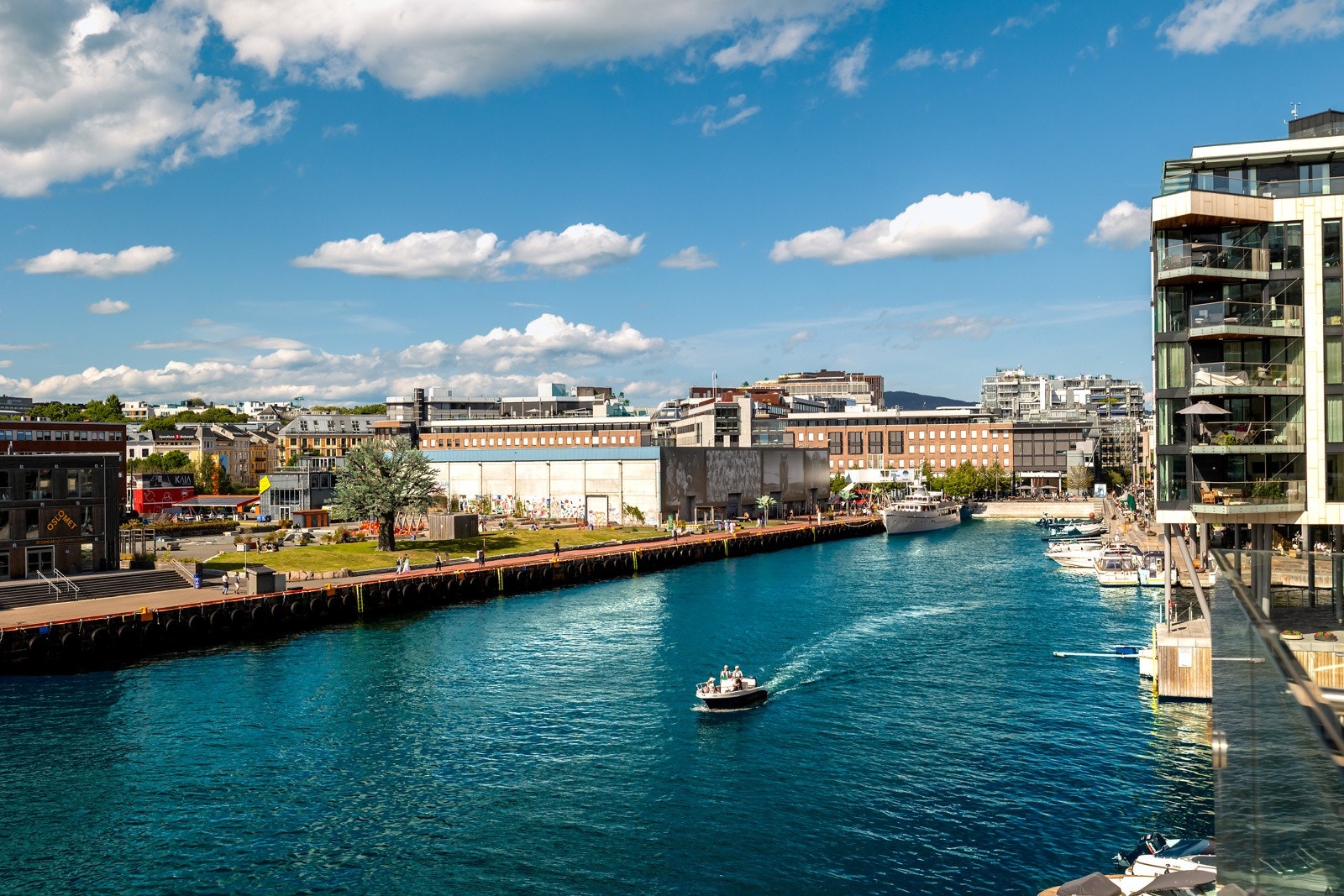 Tjuvholmen ligger som en bilfri oase ved fjorden - hovedstadens flotteste tomt, med utallige fasiliteter samlet på ett og samme sted Galleribilde