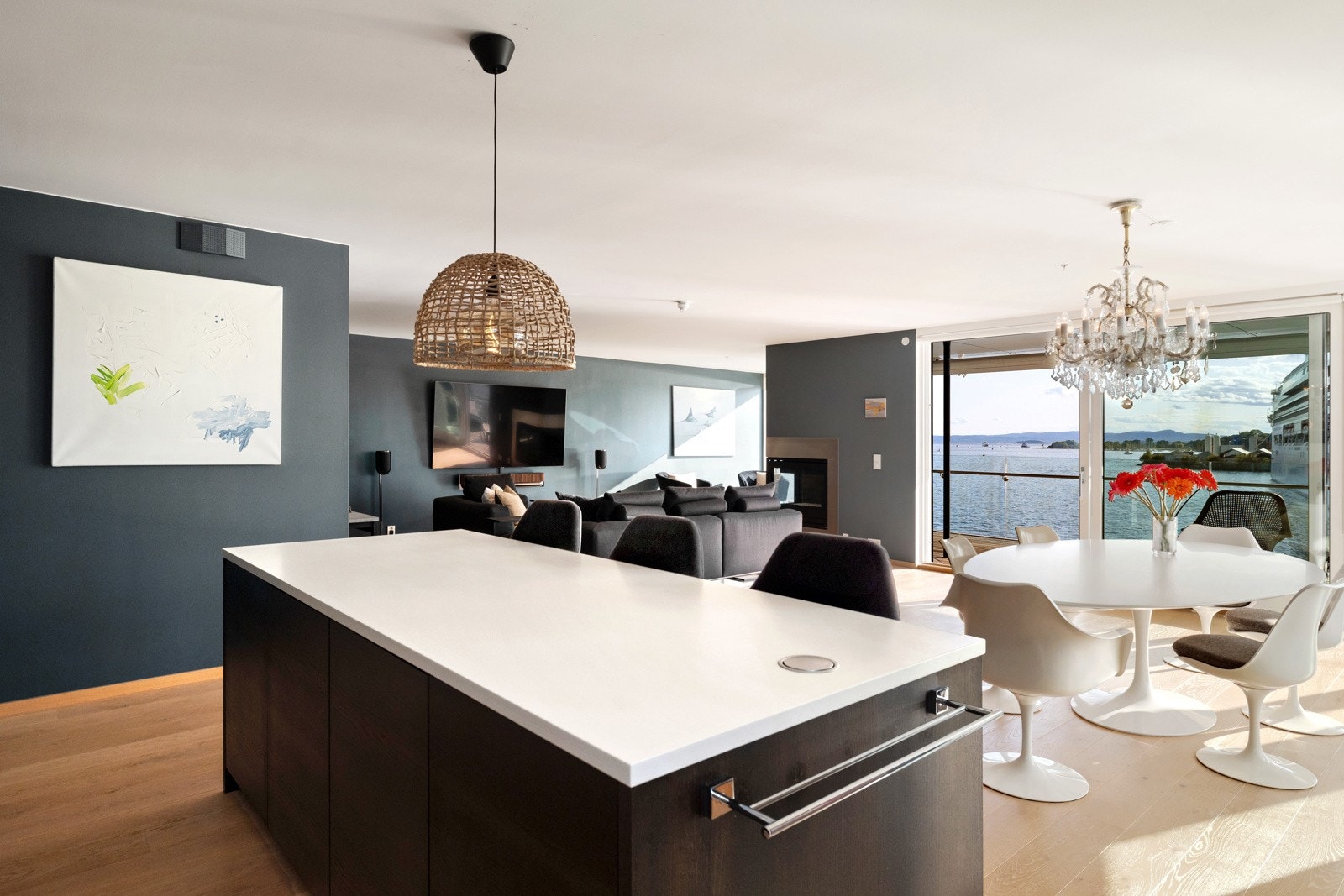 Det er god oppbevaringsplass i flere under- og overskap, og mellom spisestuen og kjøkkenet er det en flott og praktisk øy med barløsning og ekstra benkeplass Galleribilde