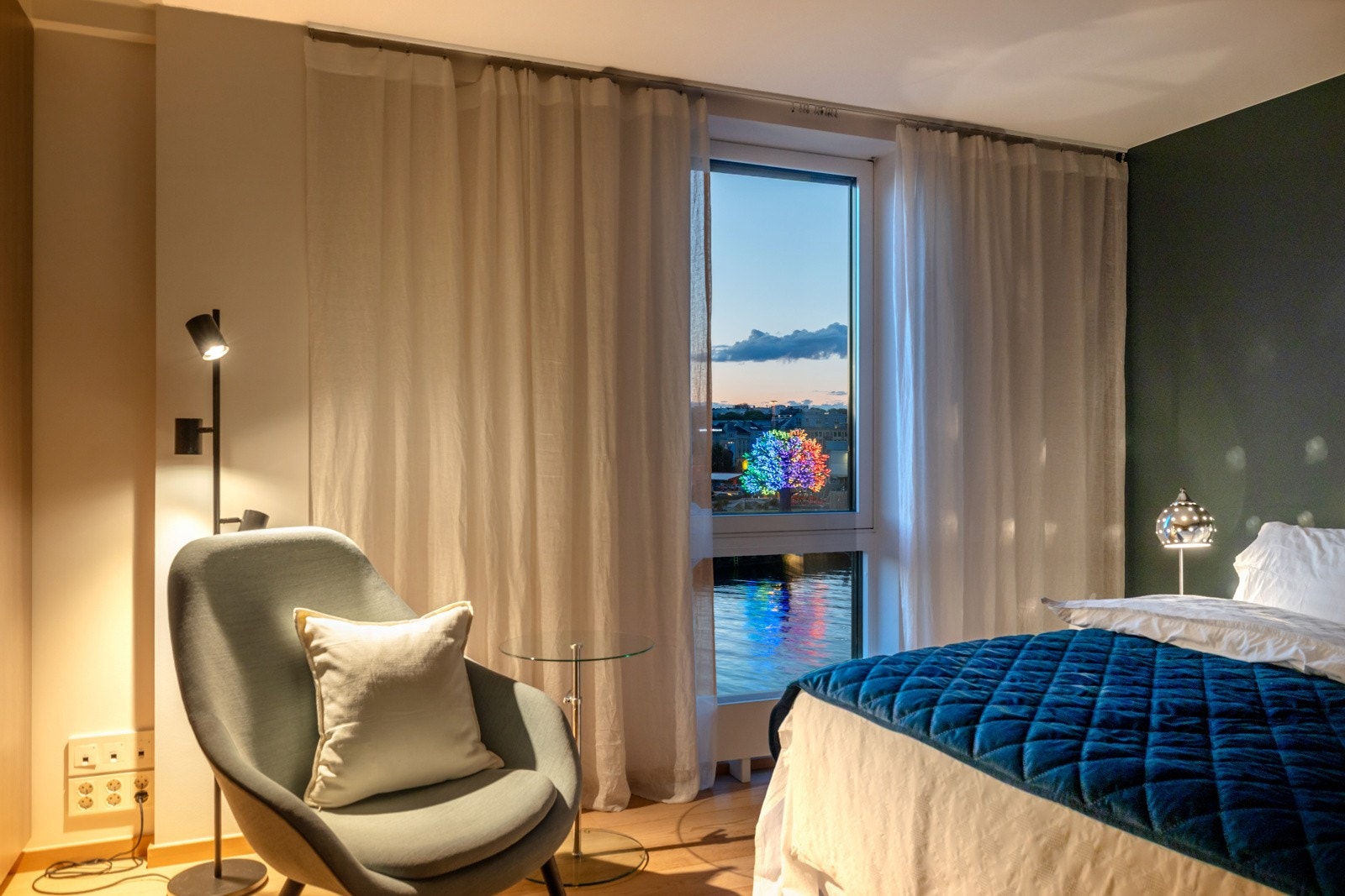 Soverommene har et sammenfallende interiør som harmonerer med det vi har fått presentert i øvrige rom, herunder enstavs eikeparkett, lysmalt himling og glatte veggflater malt i lekre og sofistikerte fargevalg. Galleribilde