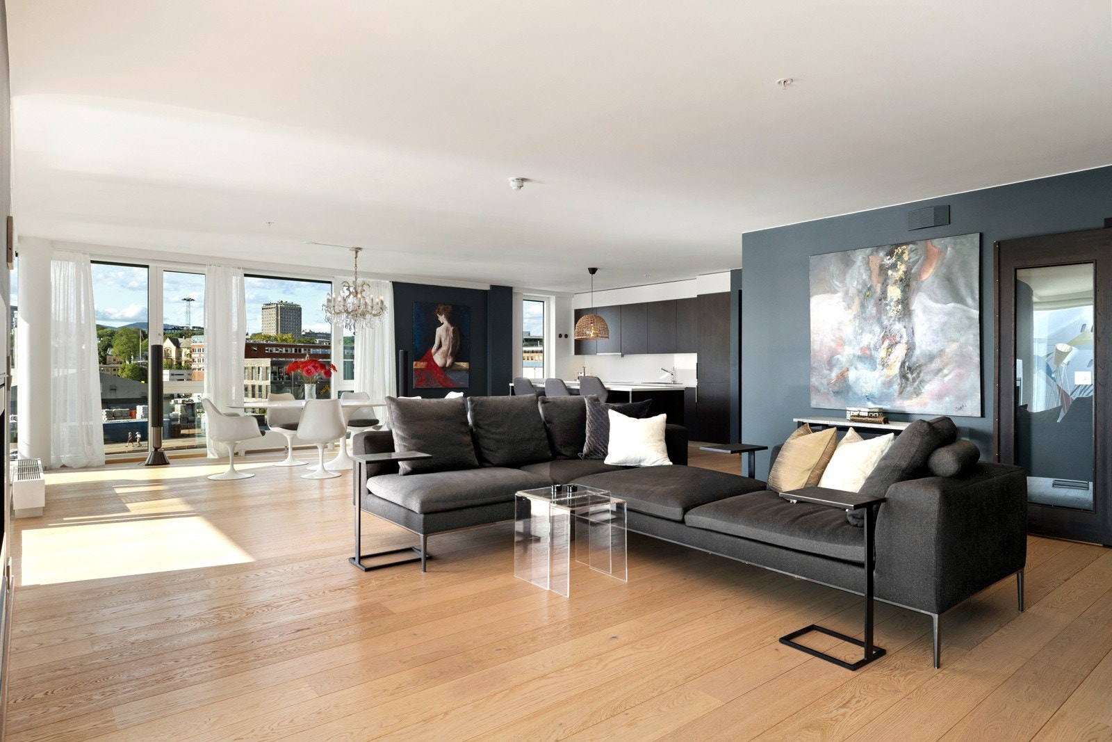 Boligen oppvarmes med vannbåren varme (fjernvarme) via radiatorer i stue og soverom, i tilegg til gasspeisen i stuen Galleribilde