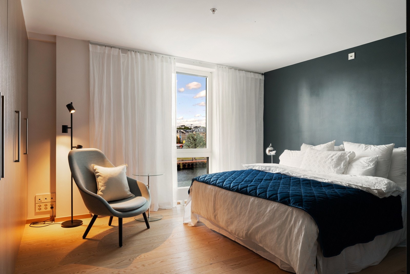 Leiligheten har to flotte og soverom. Hovedsoverommet har god plass til dobbeltseng Galleribilde