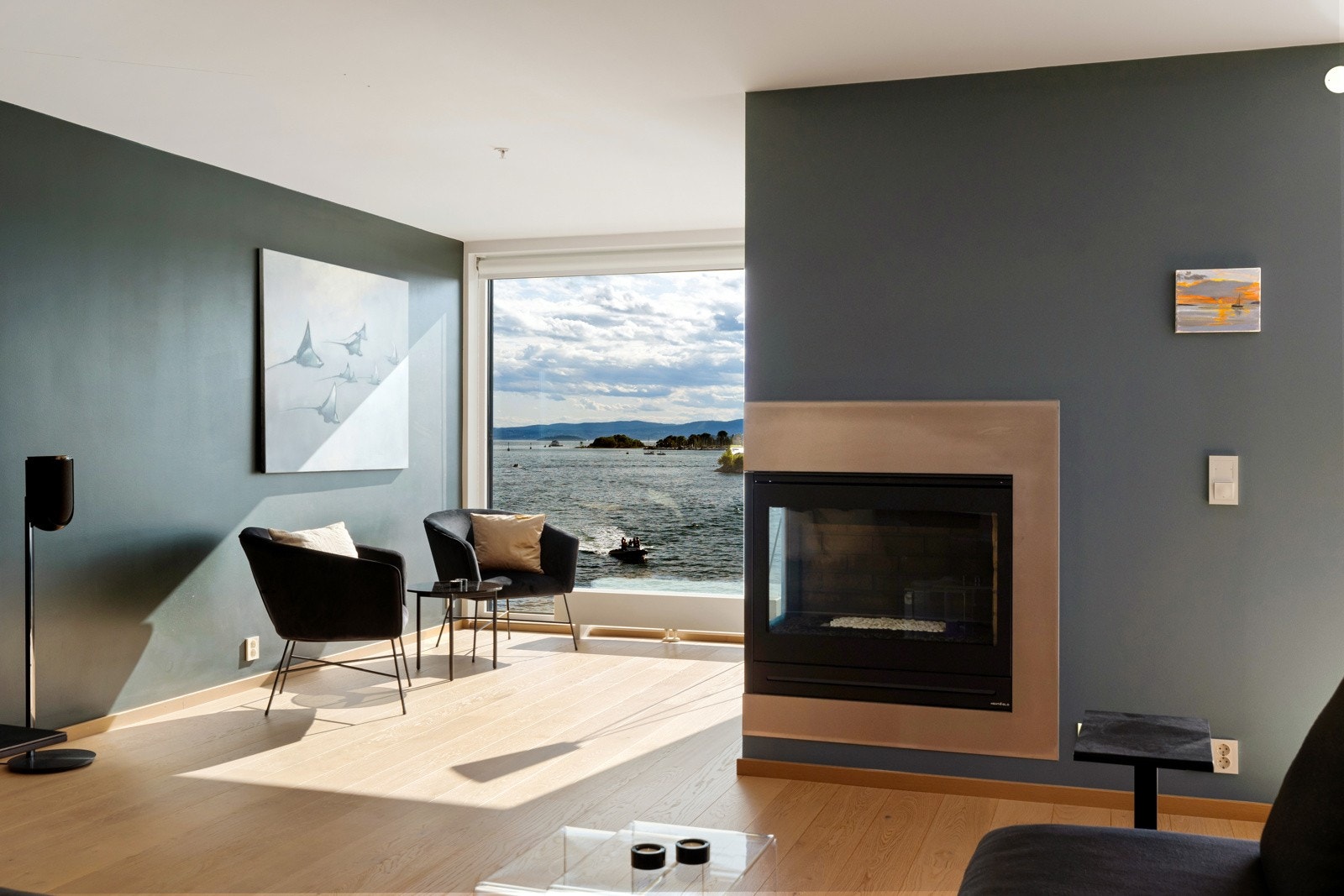 Det misunnelsesverdige oppholdsrommet har en hyggelig sone for sofalounge ved gasspeisen Galleribilde