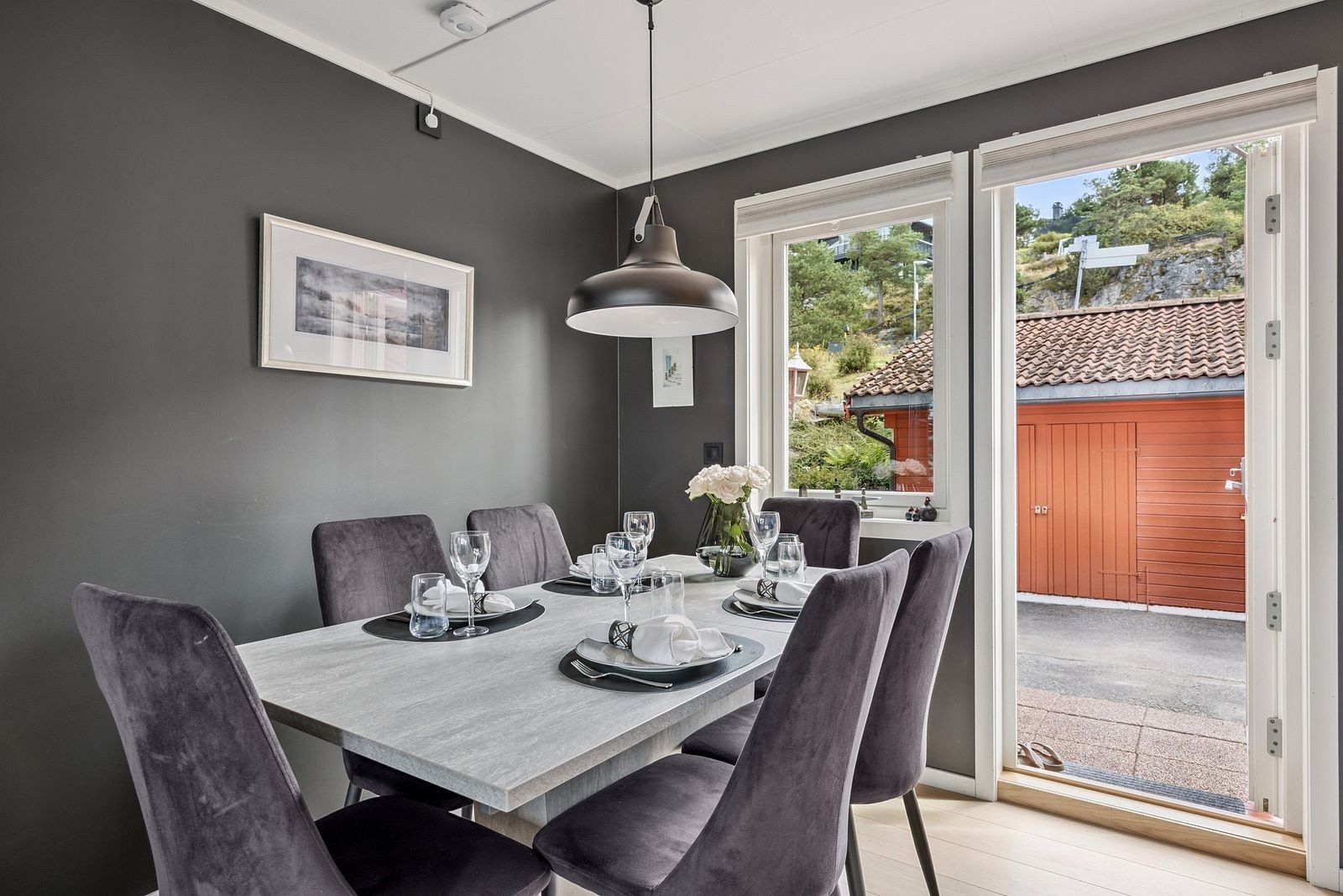 God plass til spisemøblemen i tilknytning til kjøkkenet som innbyr til sosialt samvær med familie og venner. Galleribilde