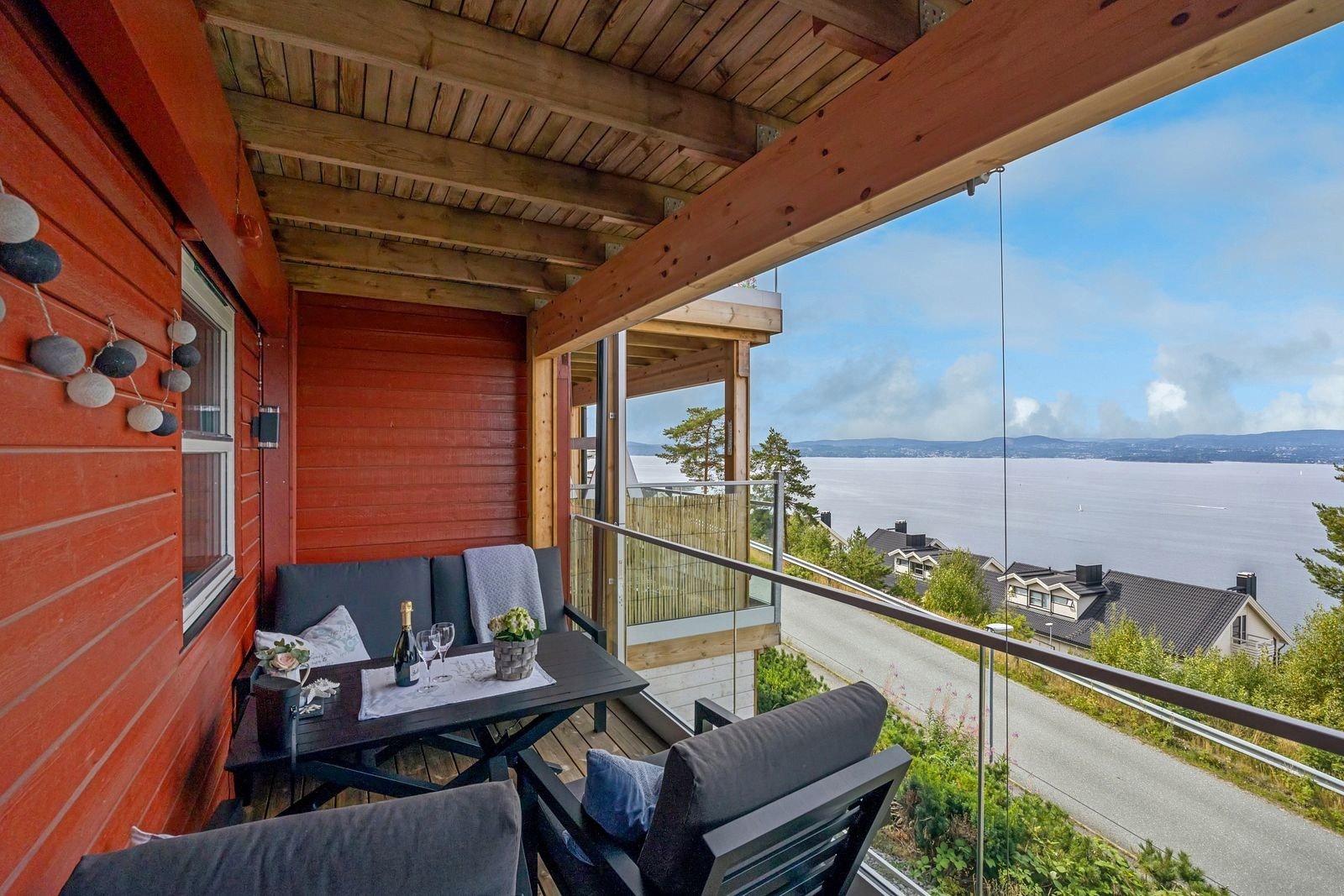 En lys og praktisk selveierleilighet med panoramautsikt mot Oslofjorden Galleribilde
