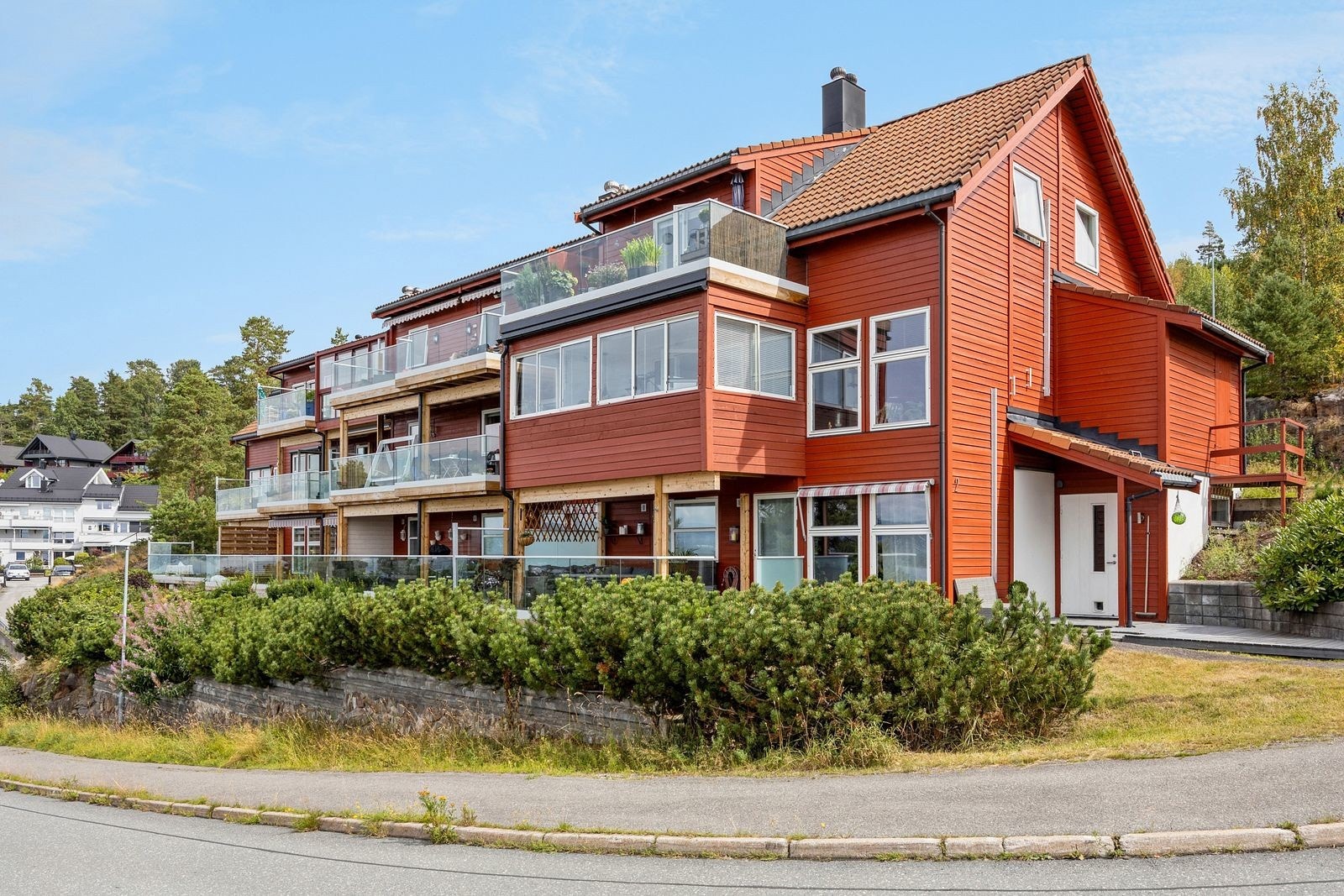 Området preges av et rolig bomiljø med villa- og småhusbebyggelse, med nærhet til skoler, barnehager, off.kommunikasjon og daglige servicetilbud Galleribilde