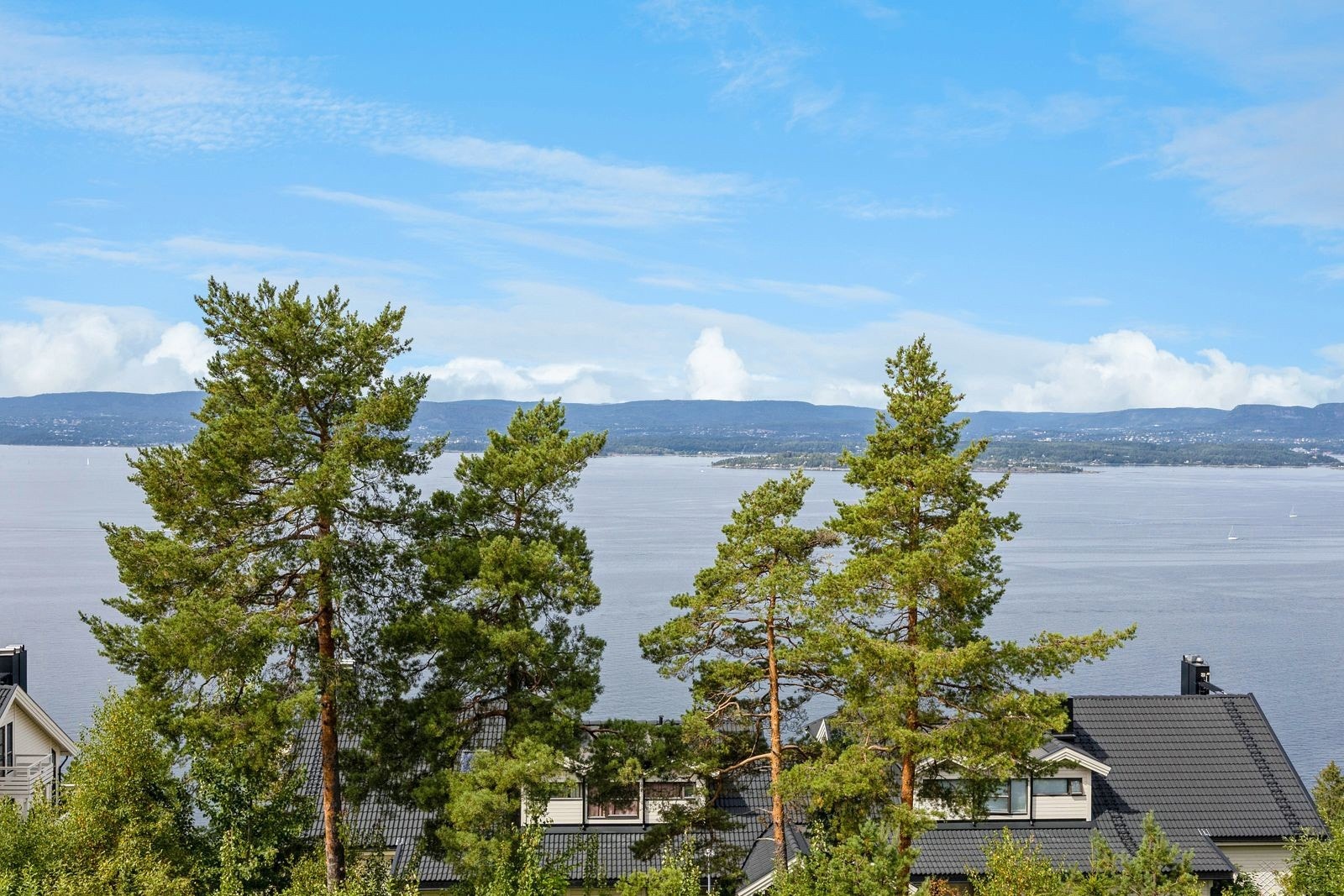 Nyt flotte sol- og utsiktsforhold fra egen terrasse! Galleribilde