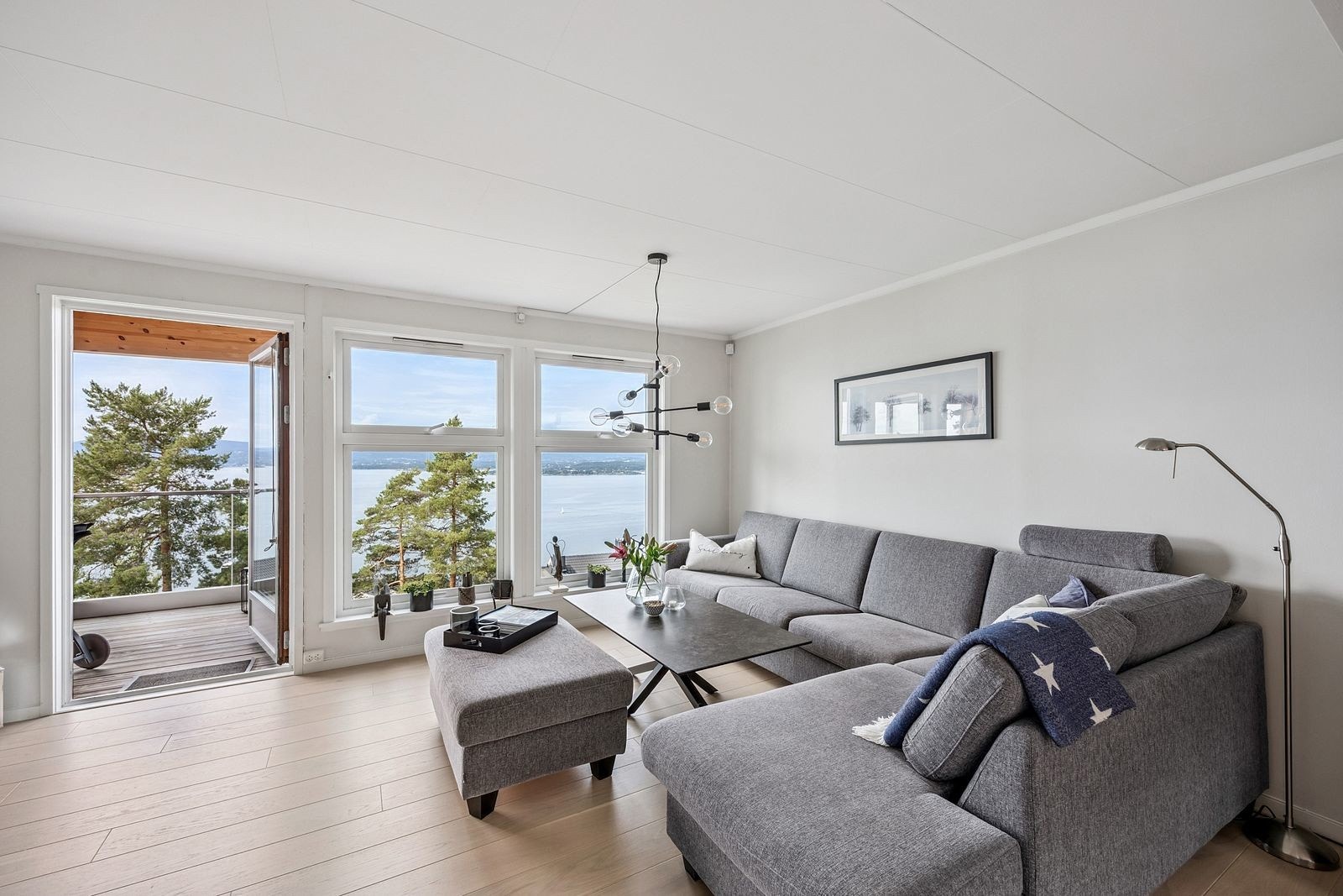 Fra stuen er det direkte utgang til vestvendt, overbygget balkong med panoamautsikt over fjorden. Galleribilde