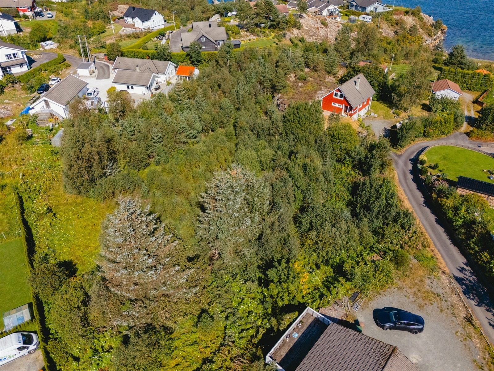 Tomten har en landlig og idyllisk beliggenhet med nærhet til sjø og natur Galleribilde