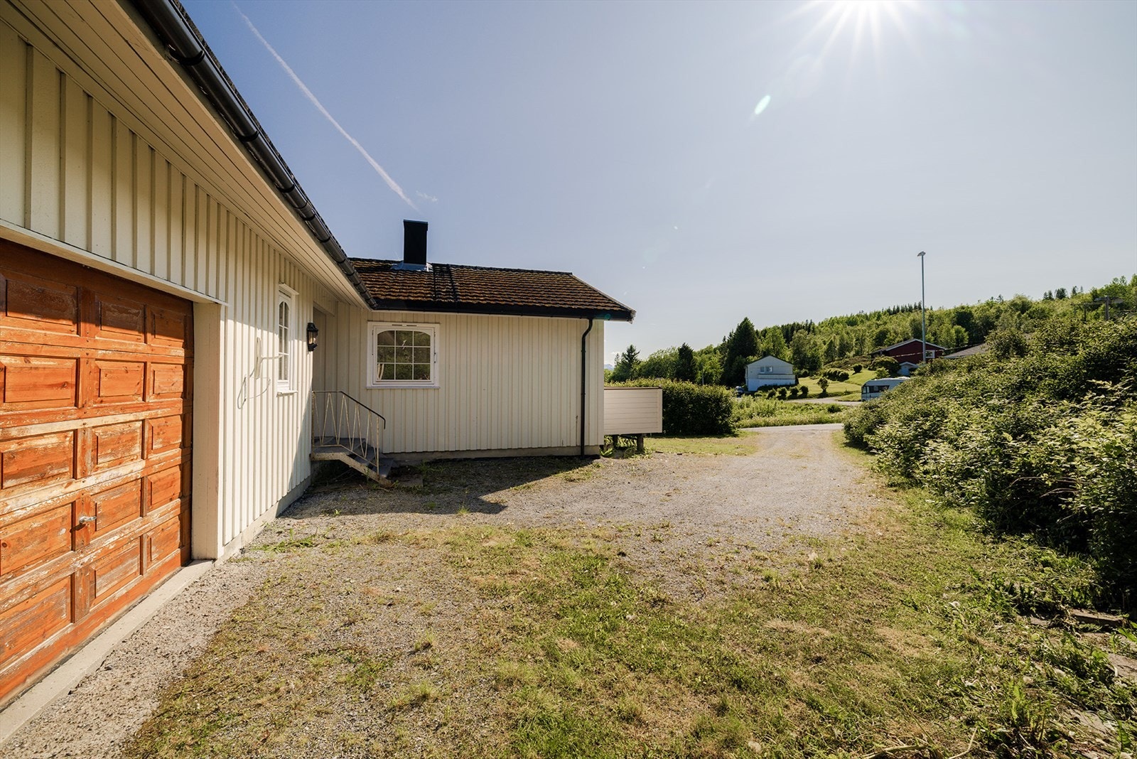 Garasje i forlengelsen av huset på hovedplanet. Galleribilde