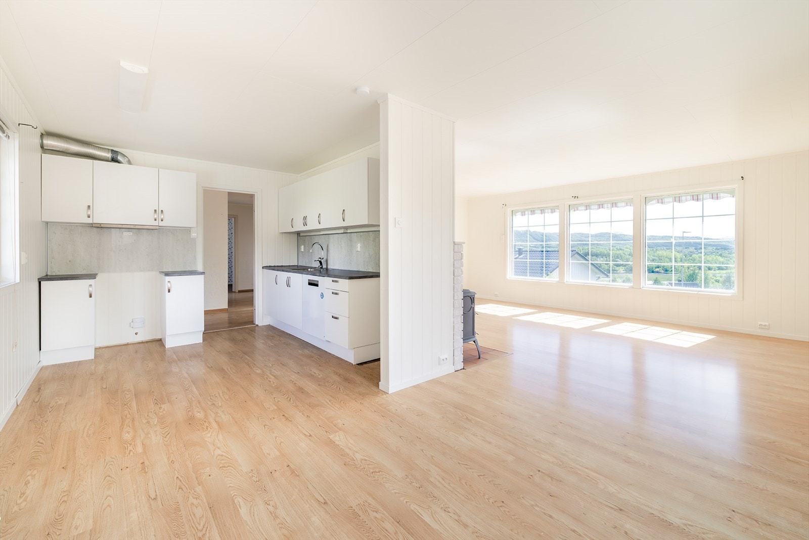 Kjøkkeninnredningen på hovedplanet er med hvite skrog, og hvite slette fronter. Laminat benkeplate. Innredningen er med oppvaskbenk med med 1 oppvaskkum, og oppvaskmaskin.
Våtromsplater over kjøkkenbenken. Galleribilde