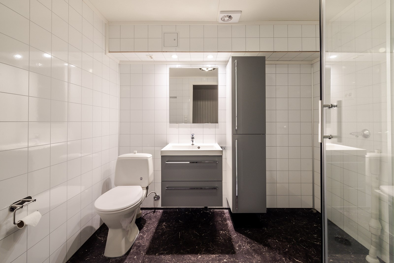 Badet er med vinylbelegg på gulvet, og våtromsplater på veggene. Galleribilde