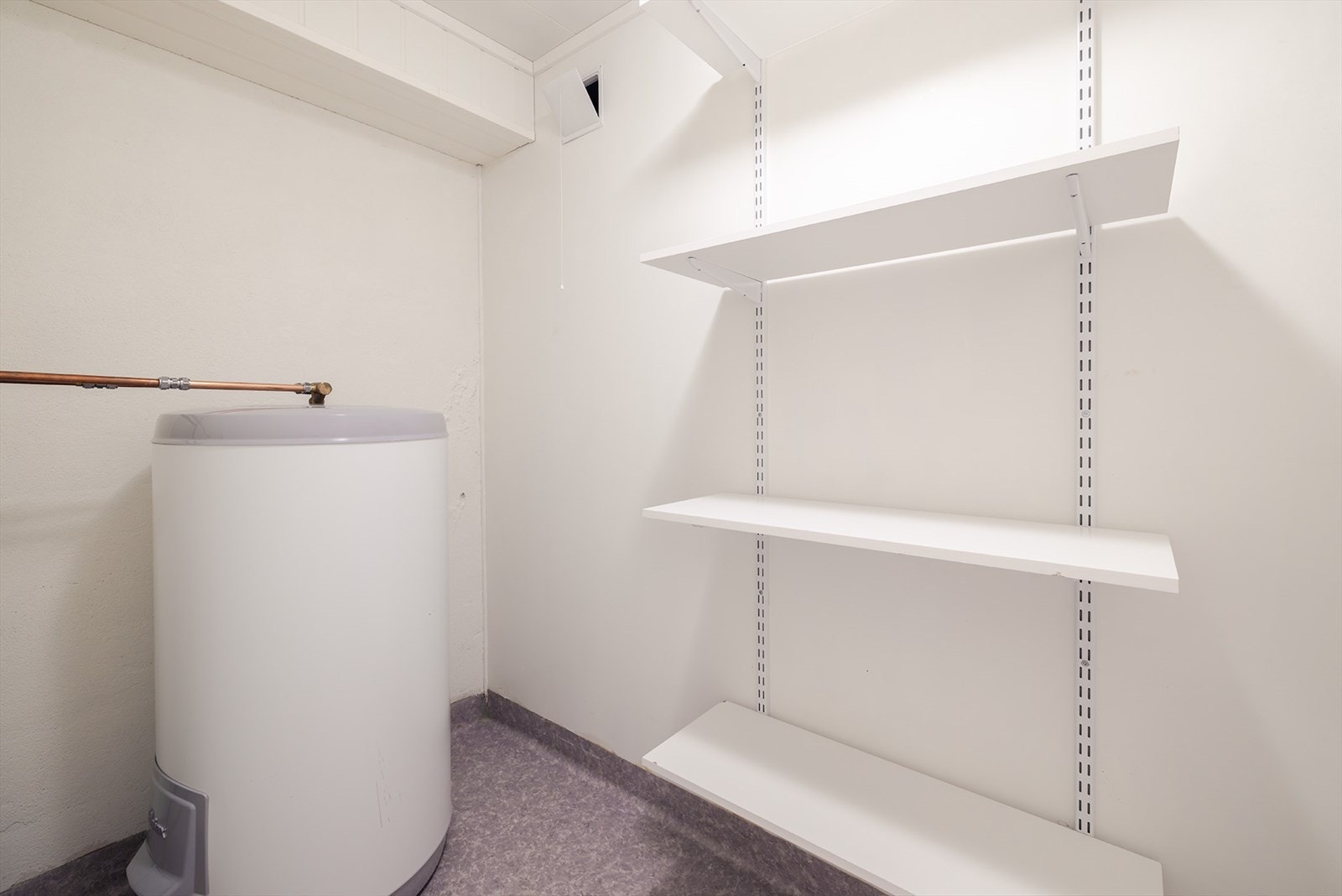 2 stk 200 - liters varmtvannsberedere. 1 til hoveddelen i kjelleren, og 1 i boden i utleiedelen. Galleribilde